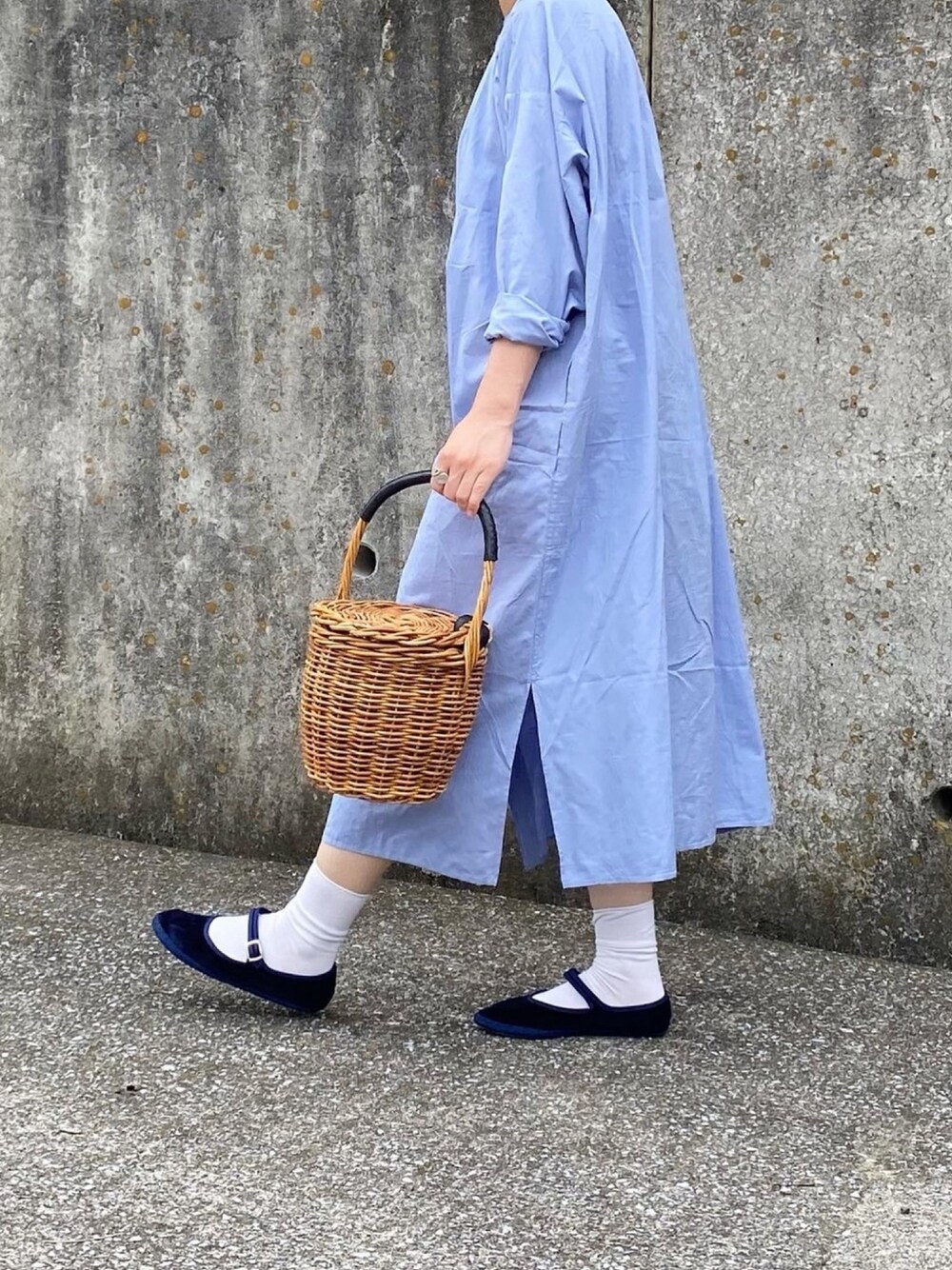 「シンプルコーデ、オトナ女子、ワンピース、シャツワンピ、かごバッグ、ラクチンコーデ、低身長コーデ」｜「JOURNAL STANDARD relumeのRELUME 3WAYファーカゴバッグ#（かごバッグ、ベージュ系）」を使った、ともさん（レディース・153cm）の夏コーディネートの1枚目の写真
