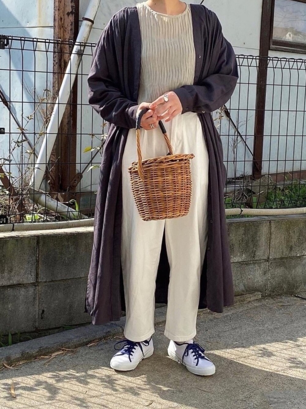 「カジュアル、ホワイトパンツ、無印良品、ワンピース、カコバッグ、スニーカー、大人コーデ、おしゃれさんと繋がりたい」｜「GeeRAの【WEB限定】コットンギャザーガウンワンピース（ワンピース、グレー系）」を使った、ともさん（レディース・153cm）の夏コーディネートの1枚目の写真