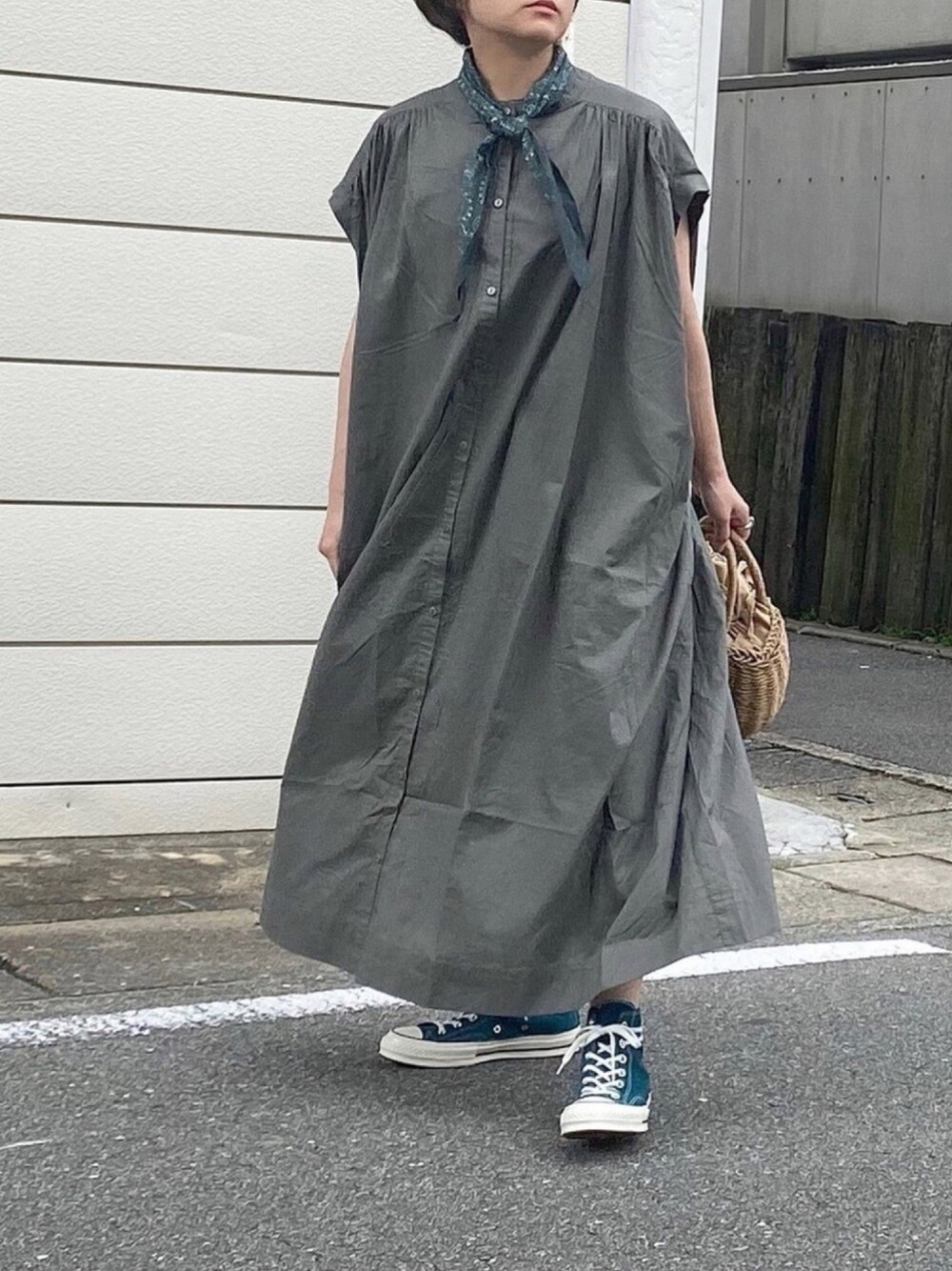 「シンプルコーデ、大人カジュアル、オトナ女子、ゆるコーデ、ワンピース、ワンピース×スニーカー、ロングワンピース、シャツワンピ、かごバッグ、スカーフ」｜「Libra CueのLibra　コットンボイルノースリーブワンピース（ワンピース、グリーン系）」を使った、ともさん（レディース・153cm）の夏コーディネートの1枚目の写真