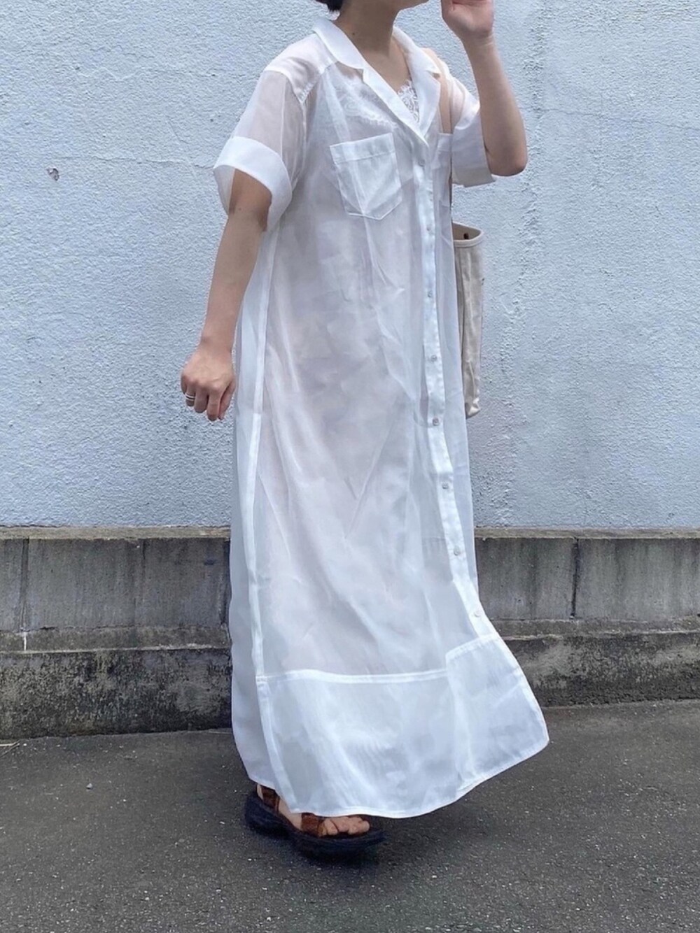 「夏コーデ、シンプルコーデ、シアー、シアーワンピース、ワンピース、ロングワンピース、シャツワンピ、サンダル、ワンピーススタイル、シースルー」｜「KOH.styleのインナーワンピ付シアーロングシャツワンピ（ワンピース、ホワイト系）」を使った、ともさん（レディース・153cm）の夏コーディネートの1枚目の写真