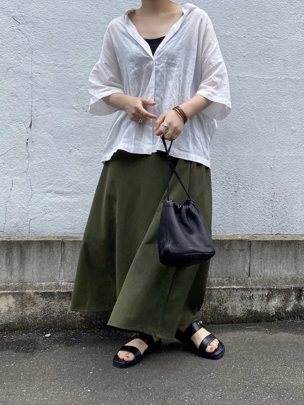 「夏コーデ、オトナ女子、スカート、シャツスタイル、サンダル、リラックススタイル、ゆるコーデ、巾着バッグ、おしゃれさんと繋がりたい」｜「niko and...のコットンリネン刻み襟ショートスリーブシャツ（シャツ/ブラウス、ホワイト系）」を使った、ともさん（レディース・153cm）の夏コーディネートの1枚目の写真