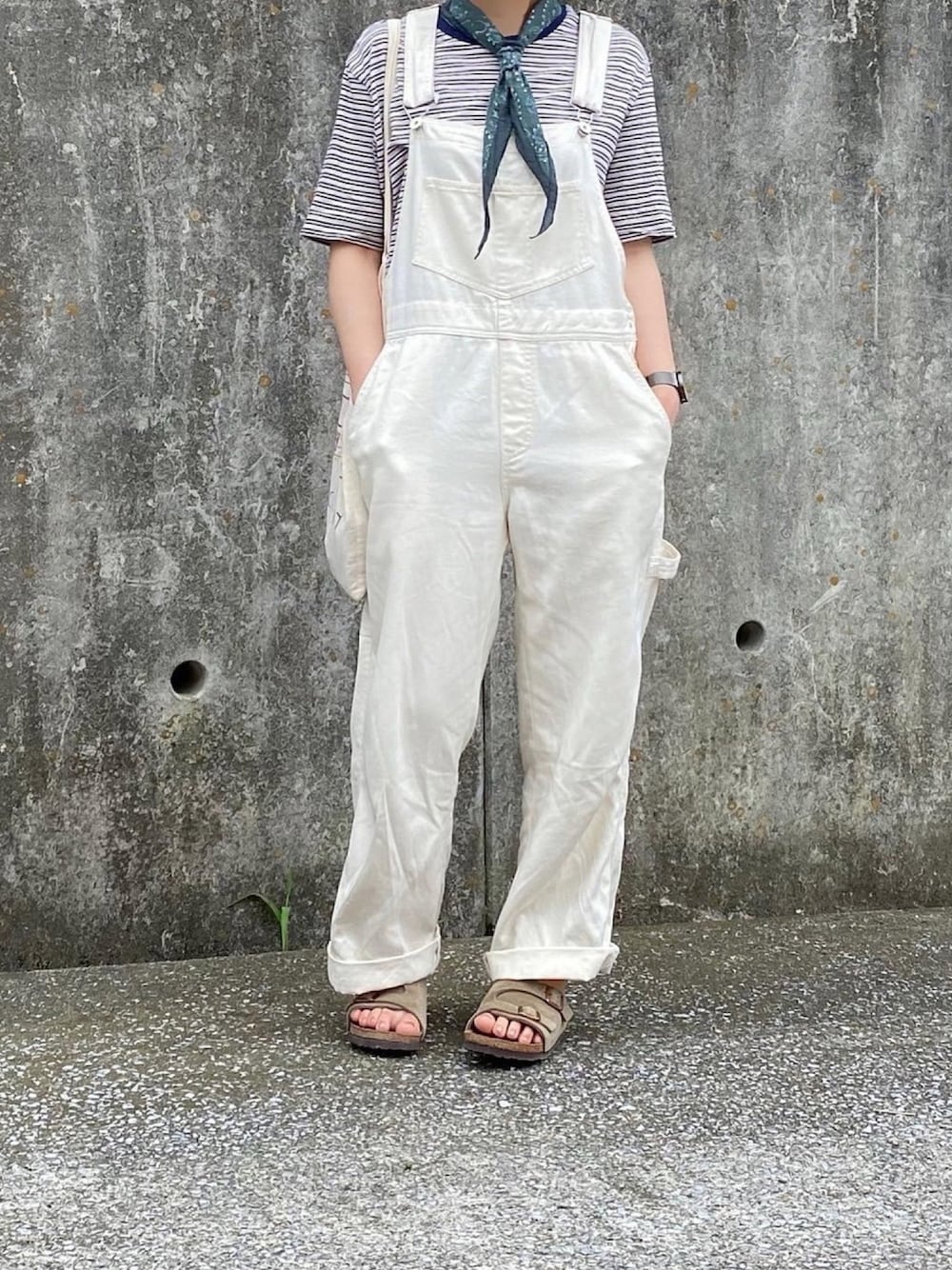 ブルー系のTシャツ/カットソー、ホワイト系のサロペット/オーバーオール、ベージュ系のサンダルを着用したレディースの夏コーディネートの1枚目の写真