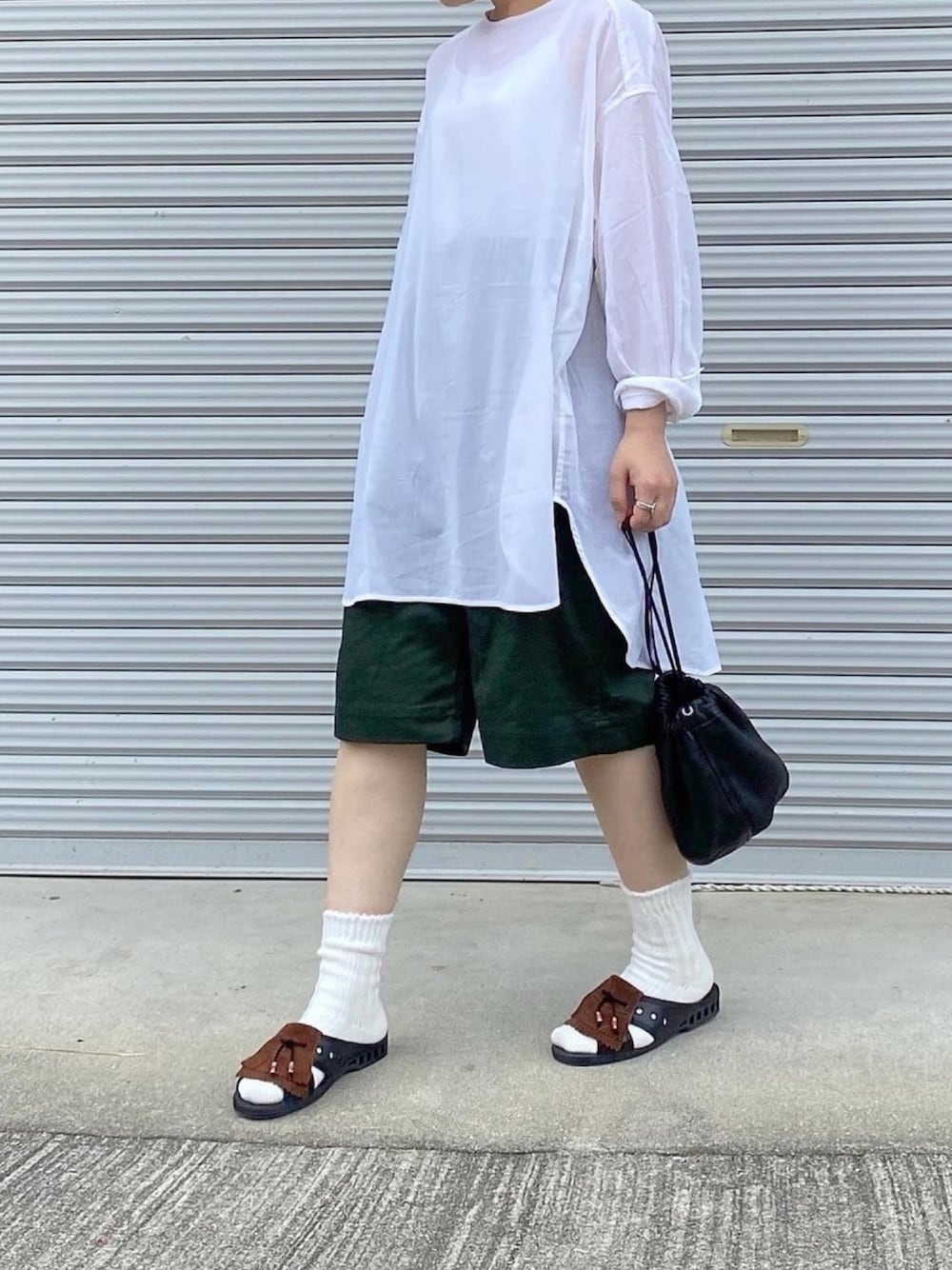 ホワイト系のシャツ/ブラウス、グリーン系のパンツ、ブラック系のハンドバッグを着用したレディースの夏コーディネートの1枚目の写真