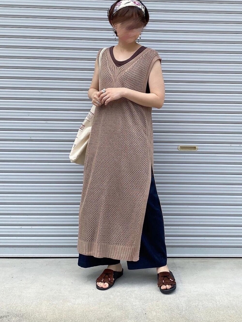 「夏、休日スタイル、ニットベスト、ロングベスト、ノースリーブ、スカーフアレンジ、スカーフヘアバンド、ベンサン、秋カラー」｜「VACANCYのフィッシュネットロングニットベスト（ベスト、ブラウン系）」を使った、ともさん（レディース・153cm）の夏コーディネートの1枚目の写真