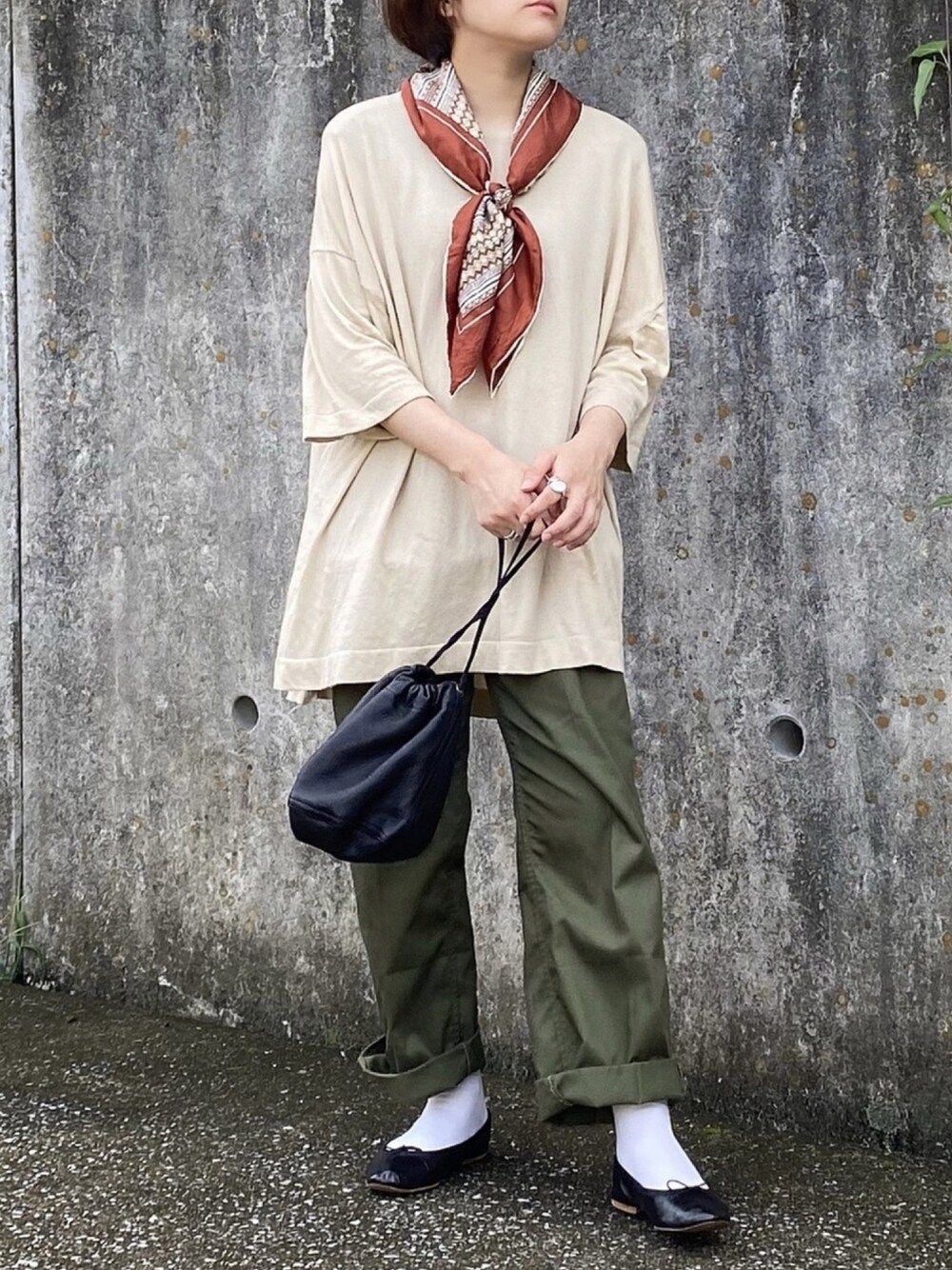 「きれいめカジュアル、オトナ女子、秋服準備はじめました、秋のコーデ、ブラウン、スカーフ、軍パン、巾着バッグ、バレエシューズ、バレエシューズ×ソックス」｜「ADAWASのbig knit tee（トップス、ベージュ系）」を使った、ともさん（レディース・153cm）の秋コーディネートの1枚目の写真