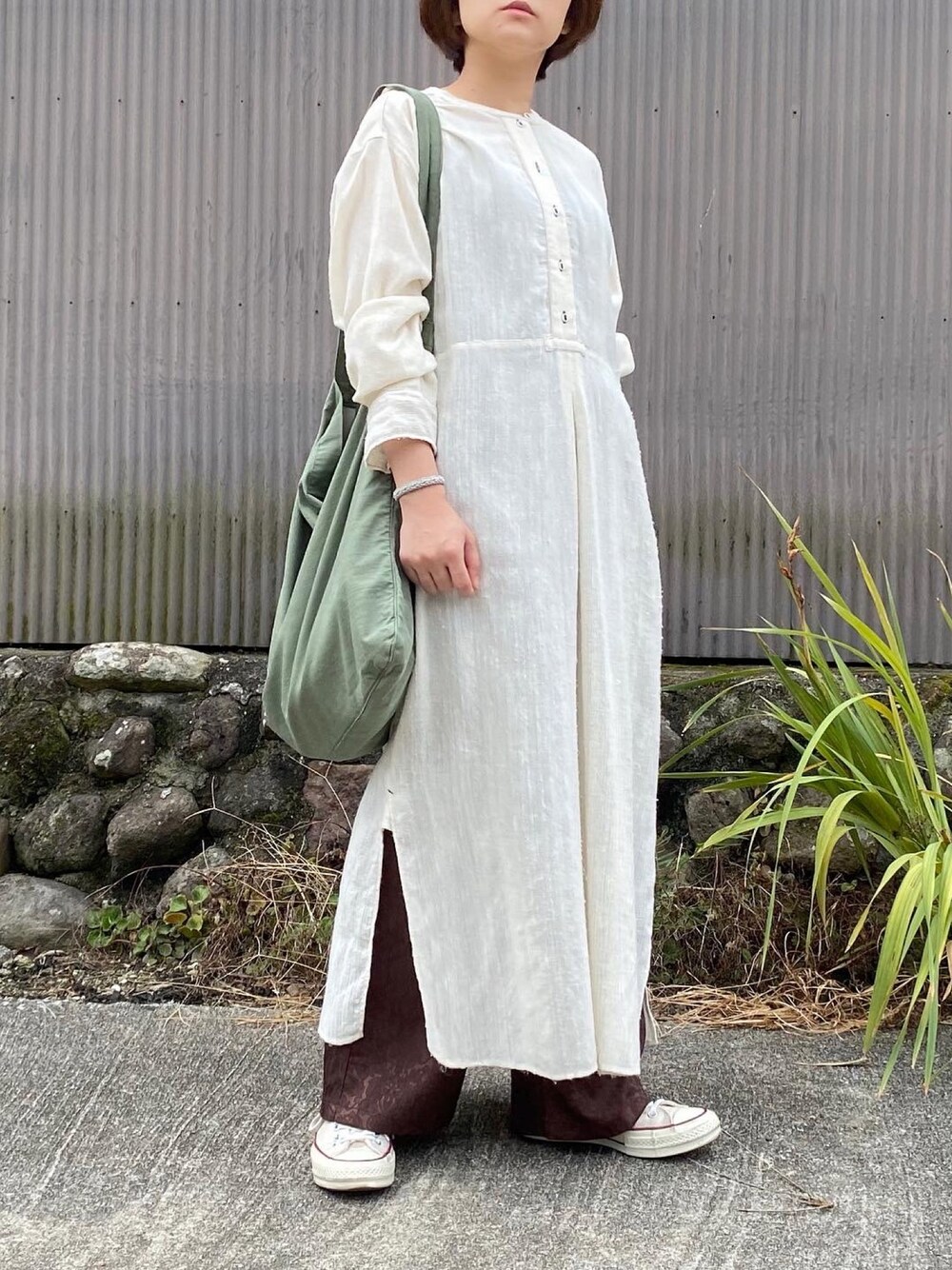 「秋のコーデ、大人女子、低身長、秋服準備はじめました、ワンピース、ロングワンピース、スニーカー、白スニーカー、秋色」｜「TODAYFULのシルクステッチドレス（ワンピース、ホワイト系）」を使った、ともさん（レディース・153cm）の秋コーディネートの1枚目の写真