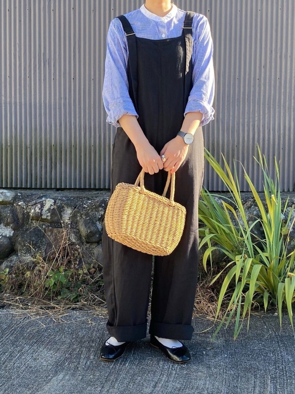 「秋のコーデ、秋服、オーバーオール、サロペット、シャツスタイル、ストライプシャツ、ラフ、バレエシューズ」｜「無印良品のアイテム（シャツ/ブラウス、ブルー系）」を使った、ともさん（レディース・153cm）の秋コーディネートの1枚目の写真
