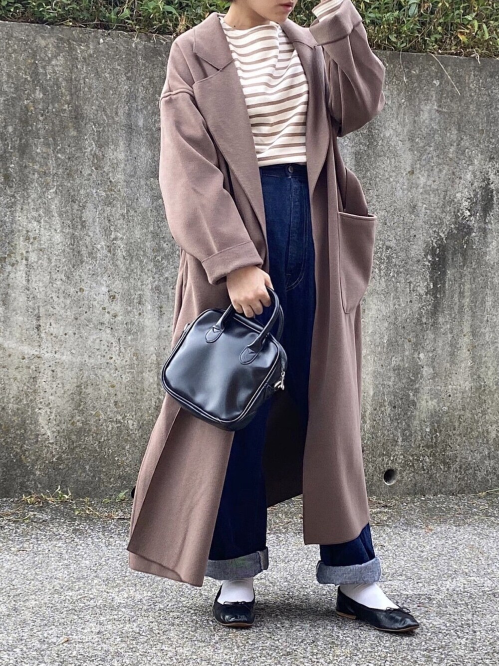 「大人コーデ、秋冬コーデ、アウター、チェスターコート、ボーダー、セントジェームス、デニムパンツ、バレエシューズ」｜「moment+の【2020AW 先行販売スタート】オーバーサイズロングガウンコート（チェスターコート、ブラウン系）」を使った、ともさん（レディース・153cm）の秋コーディネートの1枚目の写真
