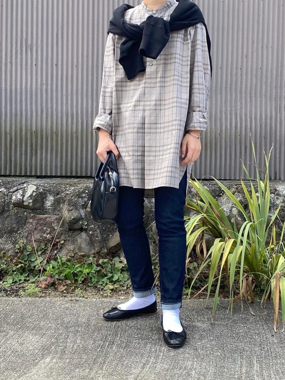 「秋コーデ、大人カジュアル、秋服、きれいめカジュアル、秋色、チェックシャツ、デニムパンツ、カーディガン肩かけ、バレエシューズ」｜「leno&coの【UNISEX】BAND COLLAR PULLOVER SHIRT（シャツ/ブラウス、ベージュ系）」を使った、ともさん（レディース・153cm）の秋コーディネートの1枚目の写真