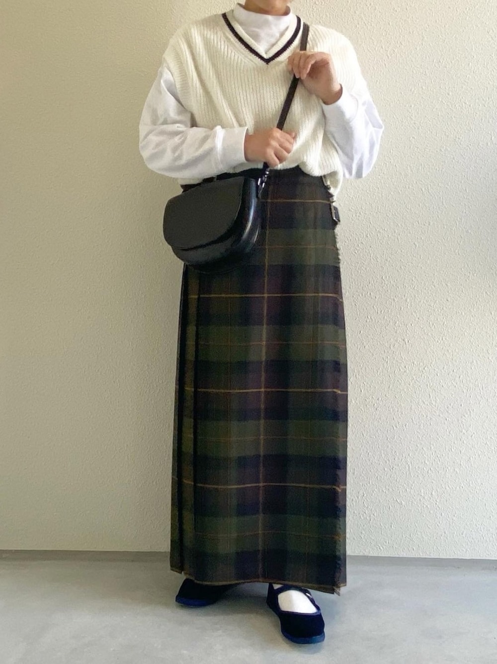 「秋コーデ、大人女子、ニットベスト、チルデンニット、レイヤードスタイル、チェックスカート、チェック、ブリティッシュ、ユニクロ」｜「UNIQLOのモックネックT（長袖）（Tシャツ/カットソー、ホワイト系）」を使った、ともさん（レディース・153cm）の秋コーディネートの1枚目の写真