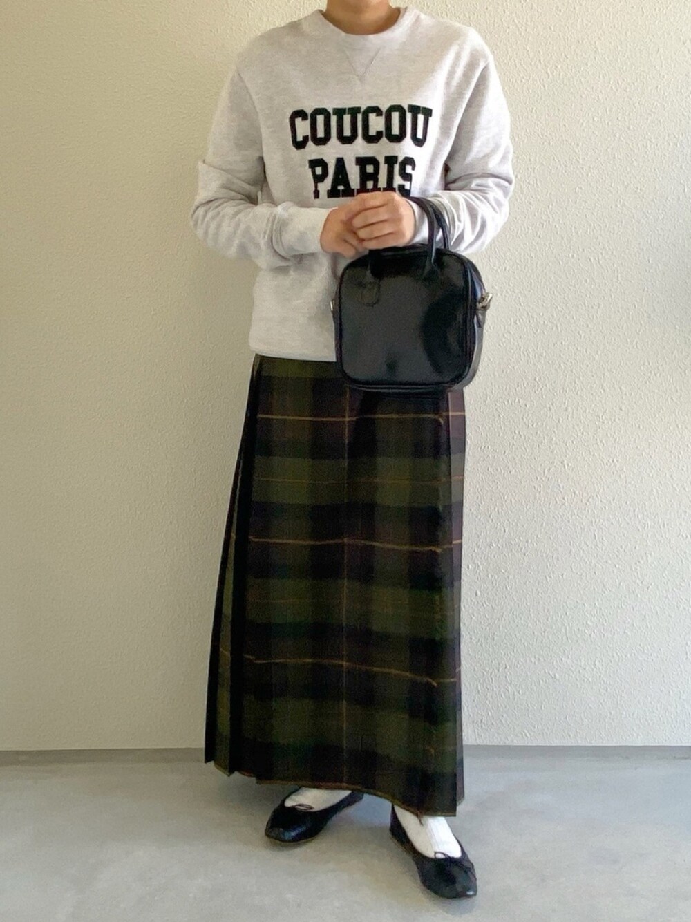 「休日スタイル、スカート、ロングスカート、チェック、チェックスカート、スウェット、ロゴスウェット、バレエシューズ、オトナカジュアル」｜「O'NEIL of DUBLINの【O'NEIL of DUBLIN】ロングキルトスカート WOMEN（スカート、グリーン系）」を使った、ともさん（レディース・153cm）の秋コーディネートの1枚目の写真