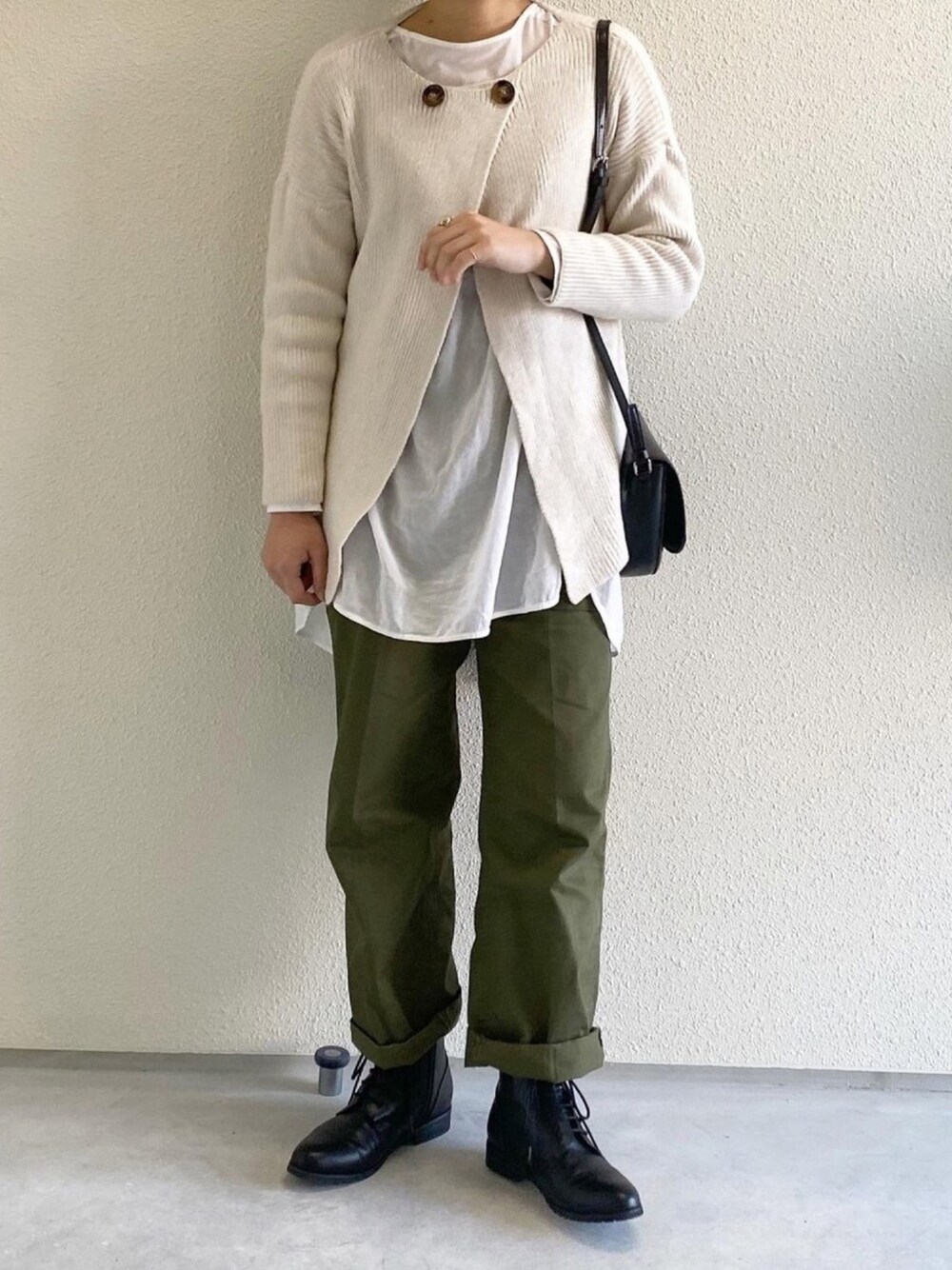 「大人カジュアル、オトナ女子、甘辛mix、ミリタリー、軍パン、レースアップブーツ、レイヤードスタイル、ニット、古着MIX」｜「KBFのBACKオープンコットンボイルシアーブラウス（シャツ/ブラウス、ホワイト系）」を使った、ともさん（レディース・153cm）の秋コーディネートの1枚目の写真