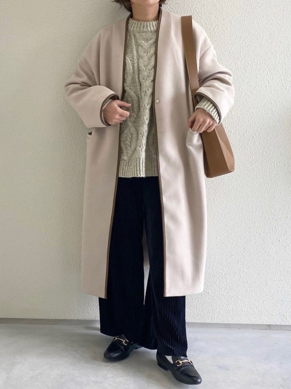 「冬コーデ、パイピングコート、冬アウター、ニット、プリーツパンツ、ベロアパンツ、ラクチンコーデ、大人コーデ、休日スタイル」｜「VACANCYの【VACANCY】Ｖネックパイピングノーカラーコート（ノーカラーコート、ベージュ系）」を使った、ともさん（レディース・153cm）の秋コーディネートの1枚目の写真