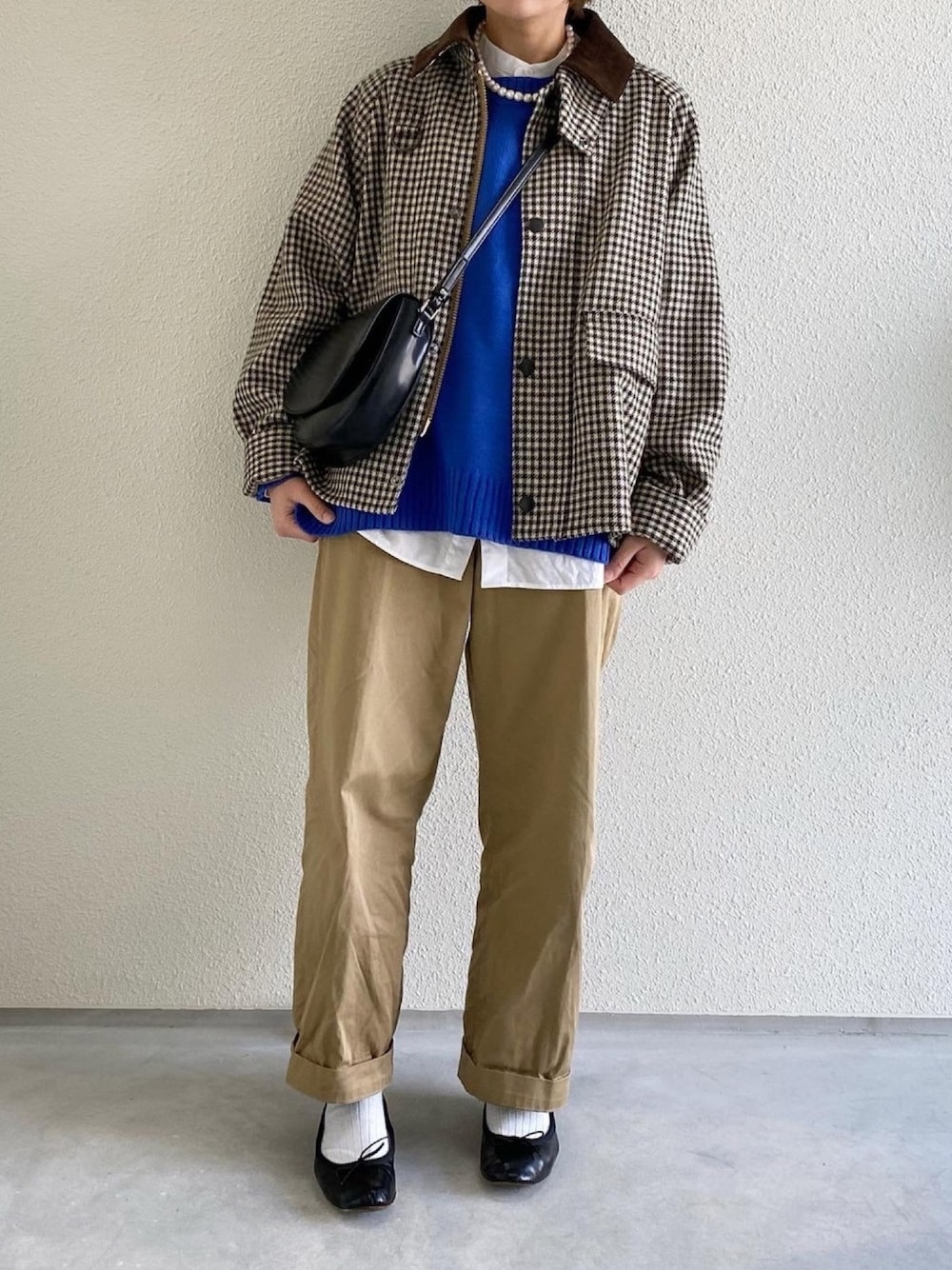 「大人コーデ、きれいめカジュアル、レイヤードスタイル、ニット、カラーニット、ブルー、チノパン、バブアー、バブアー女子、バレエシューズ」｜「BarbourのSPEY W/B GLEN CHECK（ブルゾン、グリーン系）」を使った、ともさん（レディース・153cm）の冬コーディネートの1枚目の写真