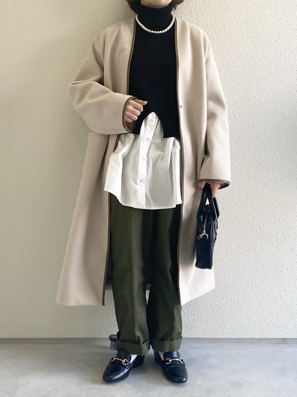 「大人コーデ、冬コーデ、パイピング、パイピングコート、タートルネック、レイヤードスタイル、ニット、軍パン、パールネックレス」｜「VACANCYの【VACANCY】Ｖネックパイピングノーカラーコート（ノーカラーコート、ベージュ系）」を使った、ともさん（レディース・153cm）の冬コーディネートの1枚目の写真