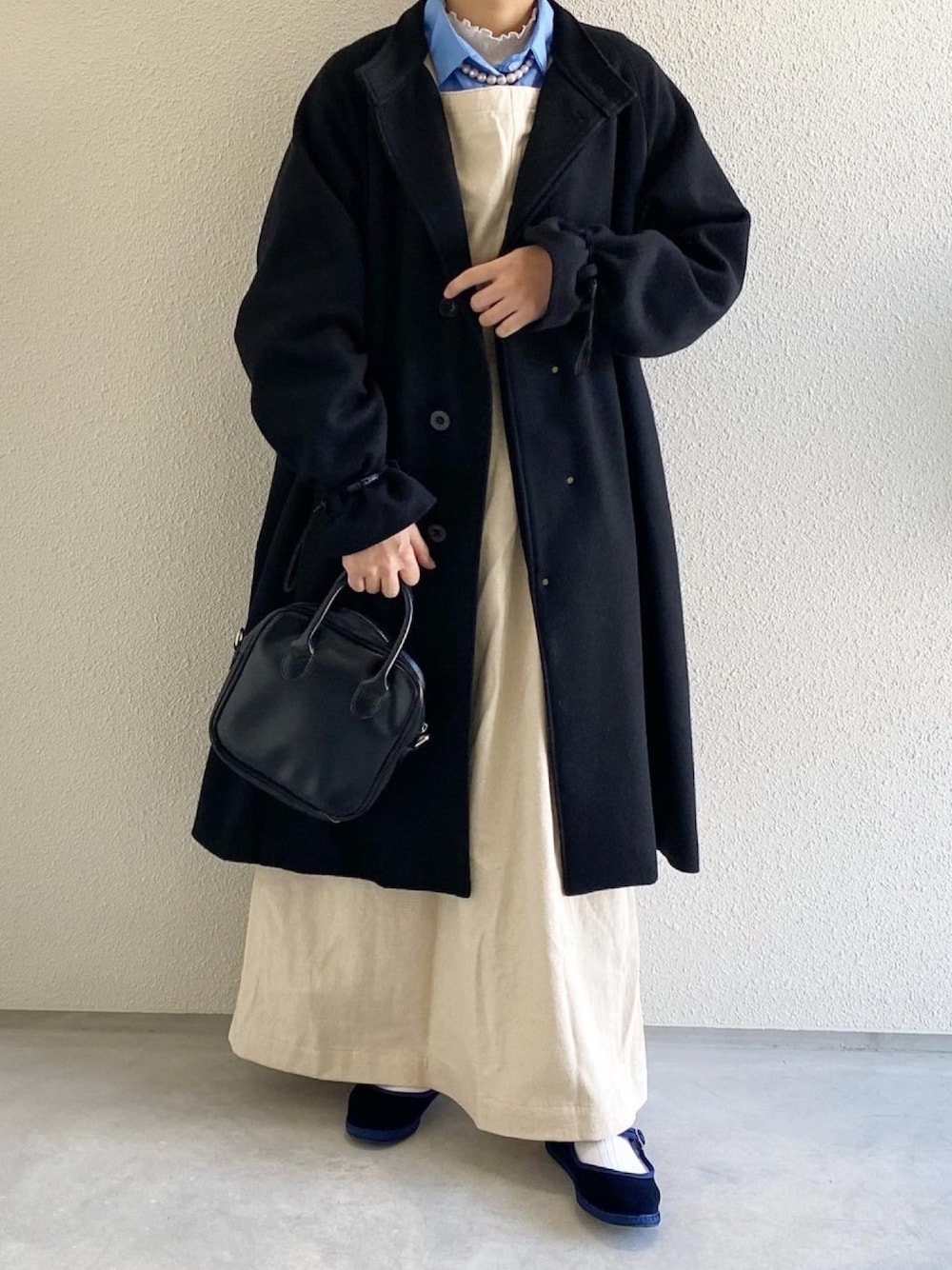 「年末WEAR感謝祭、オトナカジュアル、きれいめカジュアル、冬、ロングコート、ジャンパースカート、レイヤードスタイル、パールネックレス、大人コーデ」｜「sakishimatokyoの【ZOZO限定】サキシマamp「フロントタックジャンパースカート」（ジャンパースカート、ホワイト系）」を使った、ともさん（レディース・153cm）の冬コーディネートの1枚目の写真