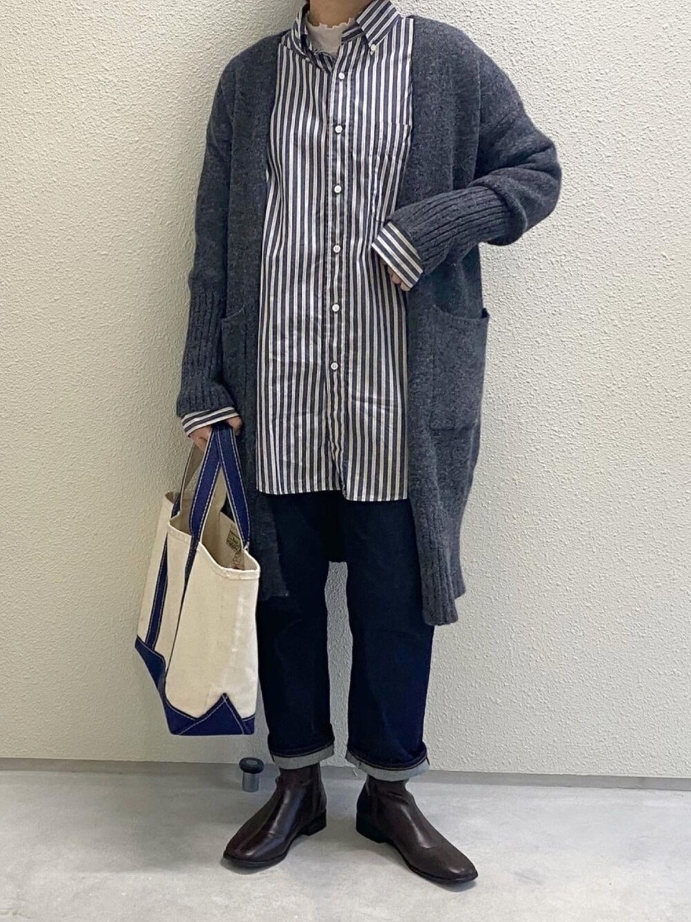 「年末WEAR感謝祭、大人コーデ、デニムパンツ、大人女子、メンズライク、ストライプシャツ、ニットカーディガン、トートバッグ、レイヤードスタイル」｜「Bonjour Saganのサイドポケットロングニットガウン（カーディガン/ボレロ、グレー系）」を使った、ともさん（レディース・153cm）の冬コーディネートの1枚目の写真