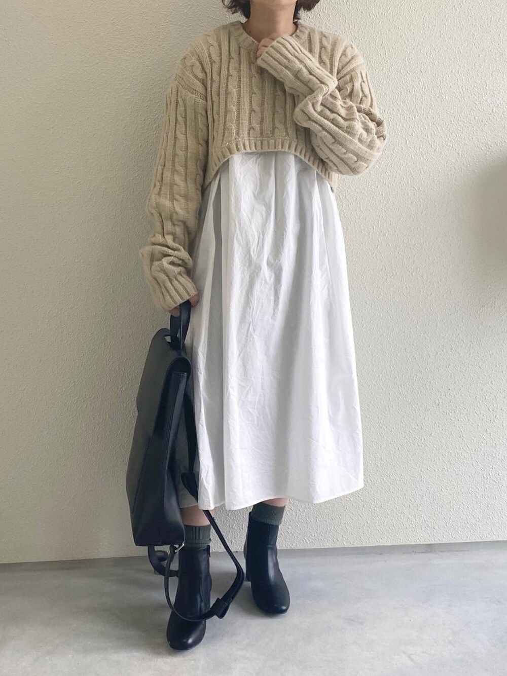 「年末WEAR感謝祭、秋冬コーデ、オトナ女子、低身長コーデ、女子コーデ、レイヤードスタイル、ニット、ワンピース、ロングワンピース、大人コーデ」｜「CIAOPANICのダンプVネックシャツワンピース（シャツワンピース、ホワイト系）」を使った、ともさん（レディース・153cm）の冬コーディネートの1枚目の写真