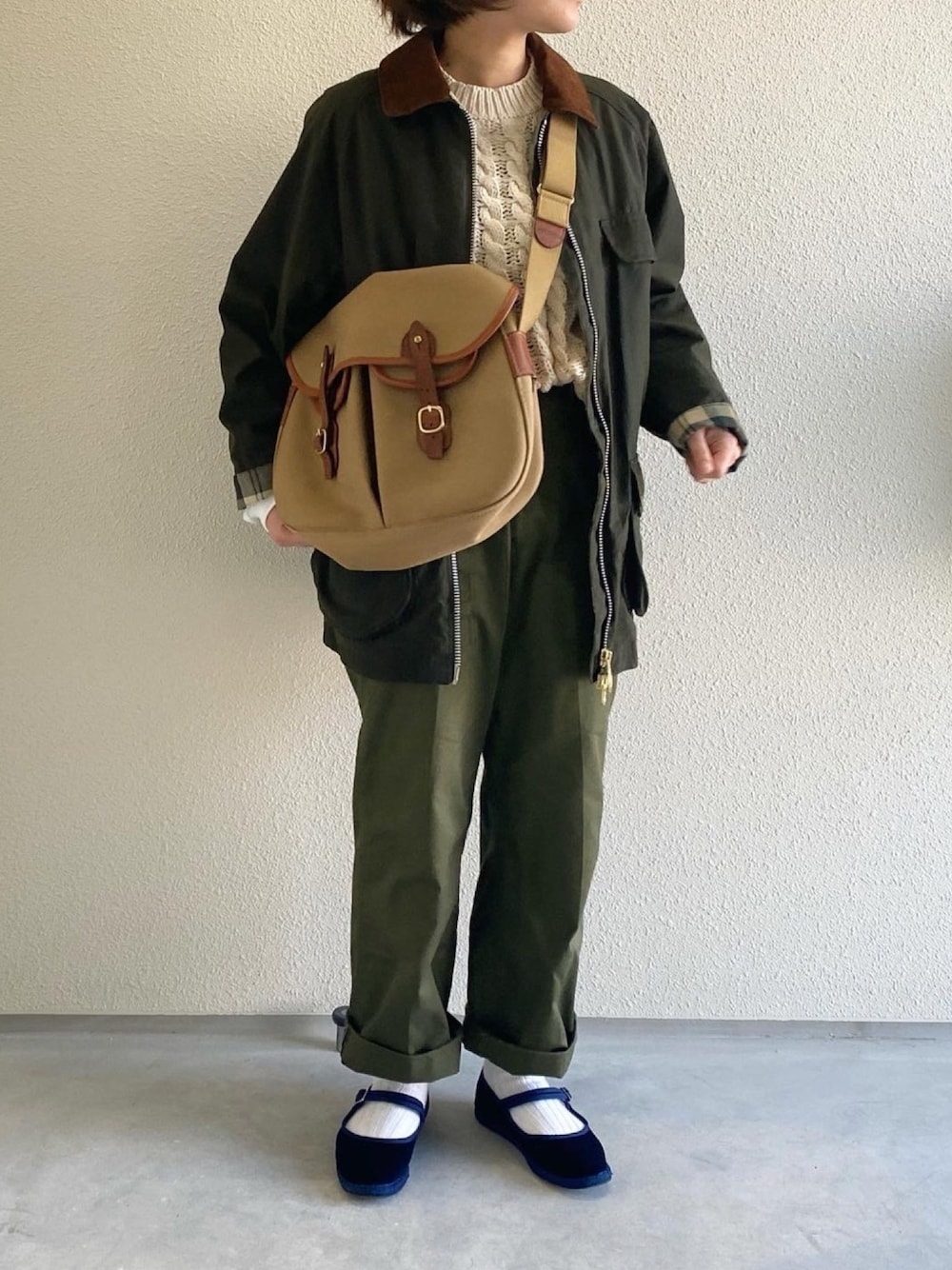「カーキ、軍パン、メンズライク、バブアー、バブアー女子、カンフーシューズ、ニット、古着MIX、低身長」｜「ALEXA CHUNGの【Barbour by ALEXACHUNG】VIOLET WAX（ブルゾン、グリーン系）」を使った、ともさん（レディース・153cm）の冬コーディネートの1枚目の写真