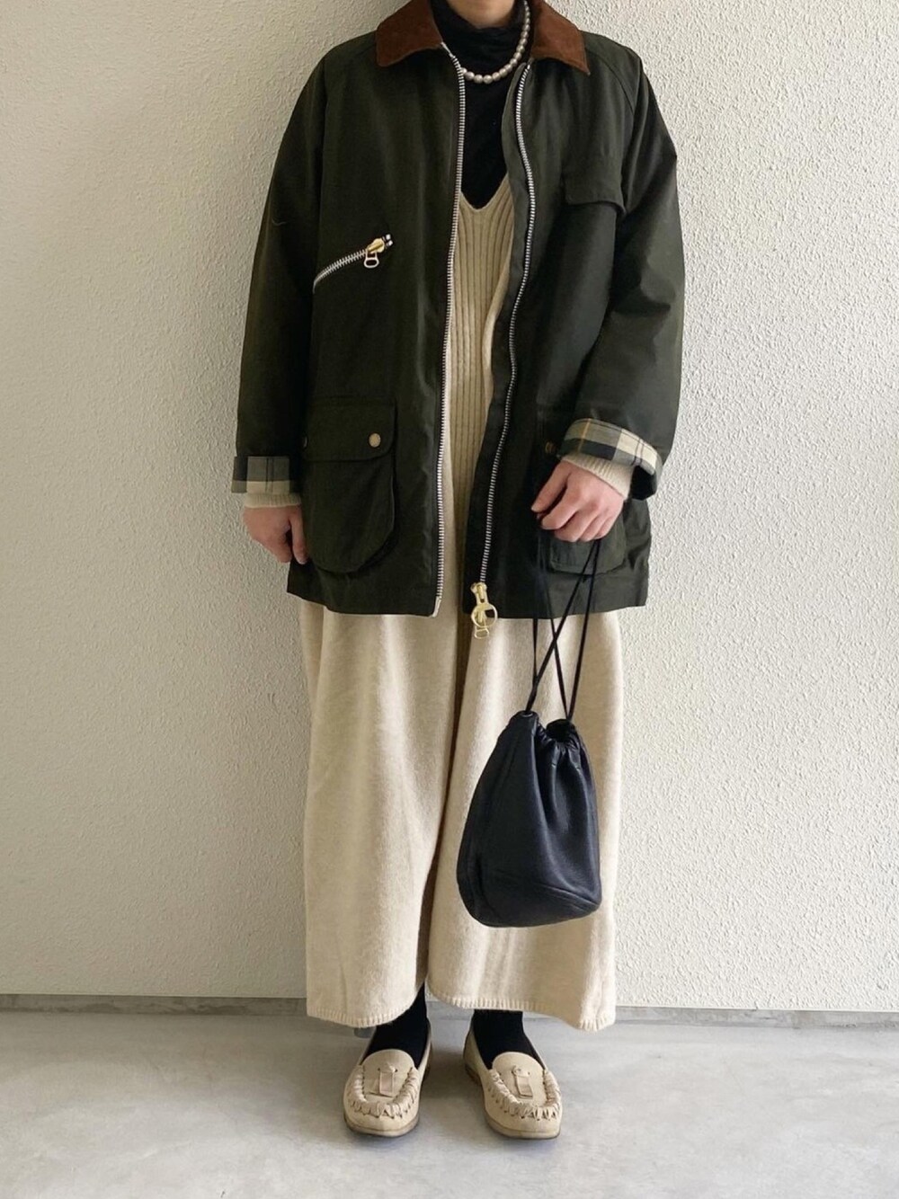 「大人カジュアル、きれいめカジュアル、ニットワンピース、バブアー女子、ゆるコーデ、barbour、巾着バッグ、パールネックレス」｜「ALEXA CHUNGの【Barbour by ALEXACHUNG】VIOLET WAX（ブルゾン、グリーン系）」を使った、ともさん（レディース・153cm）の冬コーディネートの1枚目の写真