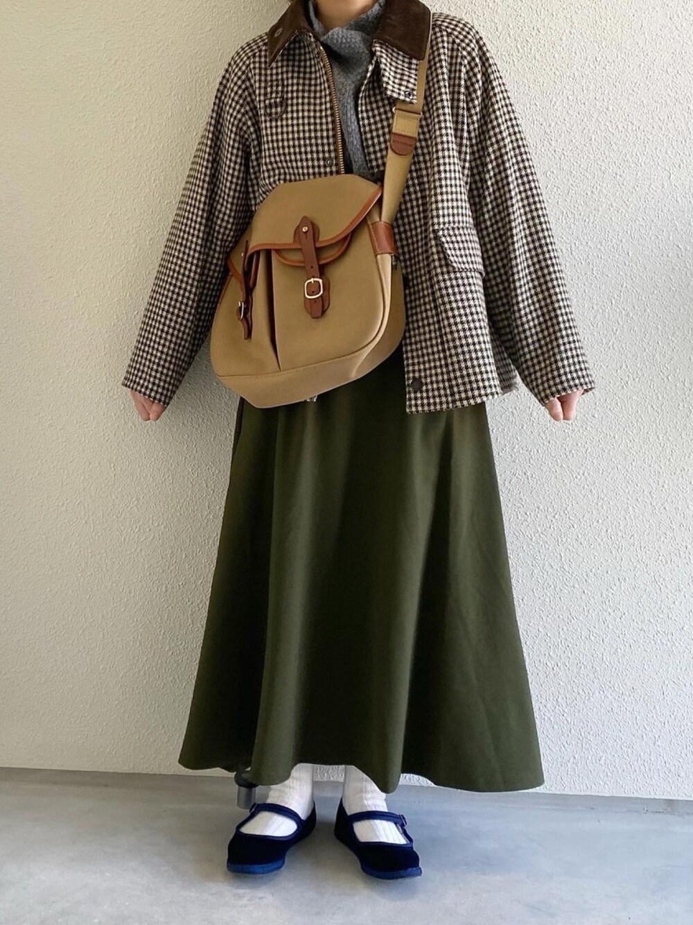 「オトナカジュアル、大人かわいい、オトナ女子、バブアー、バブアー女子、ニット、カンフーシューズ、冬コーデ」｜「BarbourのSPEY W/B GLEN CHECK（ブルゾン、グリーン系）」を使った、ともさん（レディース・153cm）の冬コーディネートの1枚目の写真