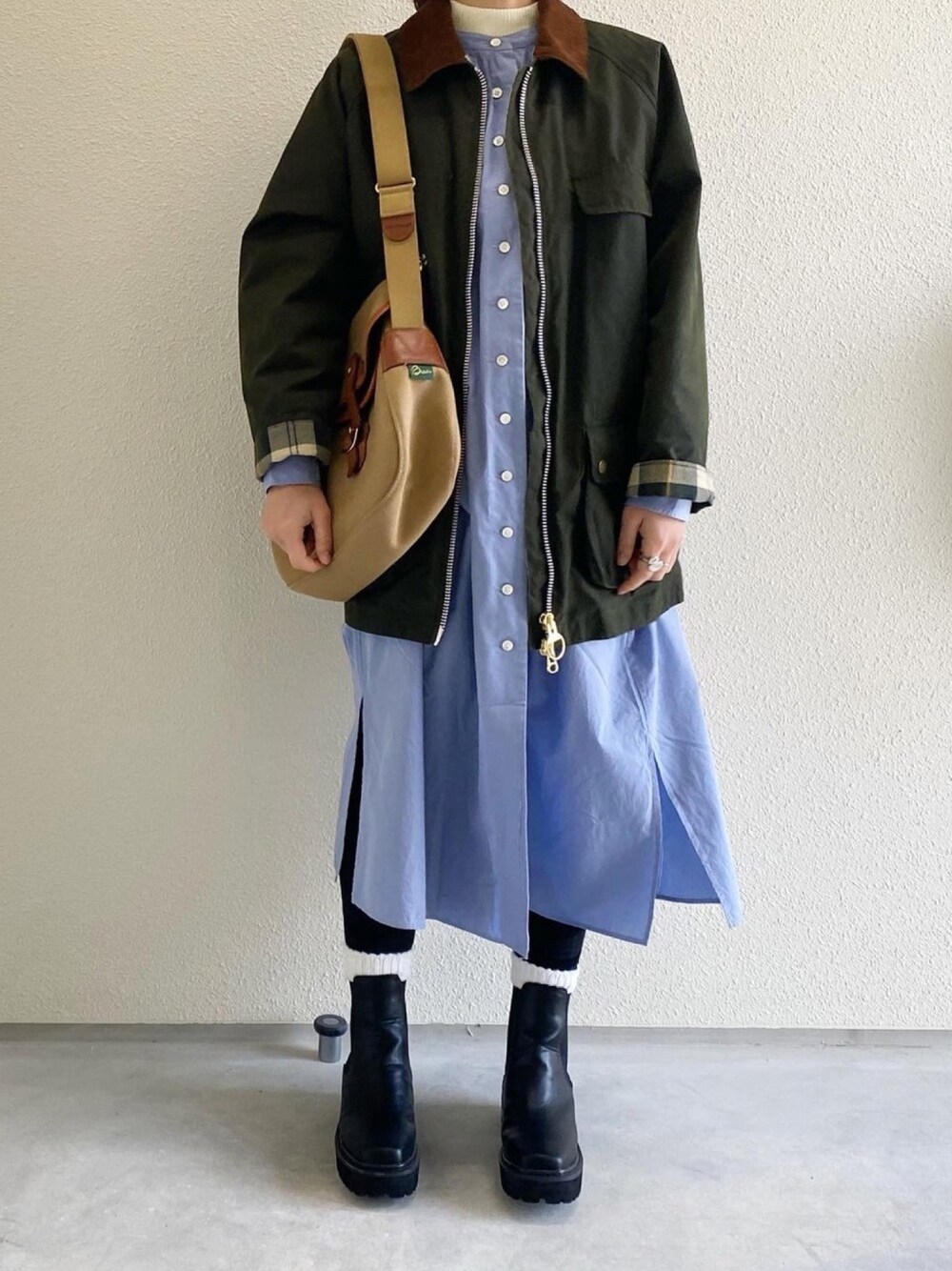 「休日スタイル、大人かわいい、オトナカジュアル、オトナ女子、バブアー女子、シャツワンピ、ブーツ、ブレディ、レイヤードスタイル」｜「ALEXA CHUNGの【Barbour by ALEXACHUNG】VIOLET WAX（ブルゾン、グリーン系）」を使った、ともさん（レディース・153cm）の冬コーディネートの1枚目の写真