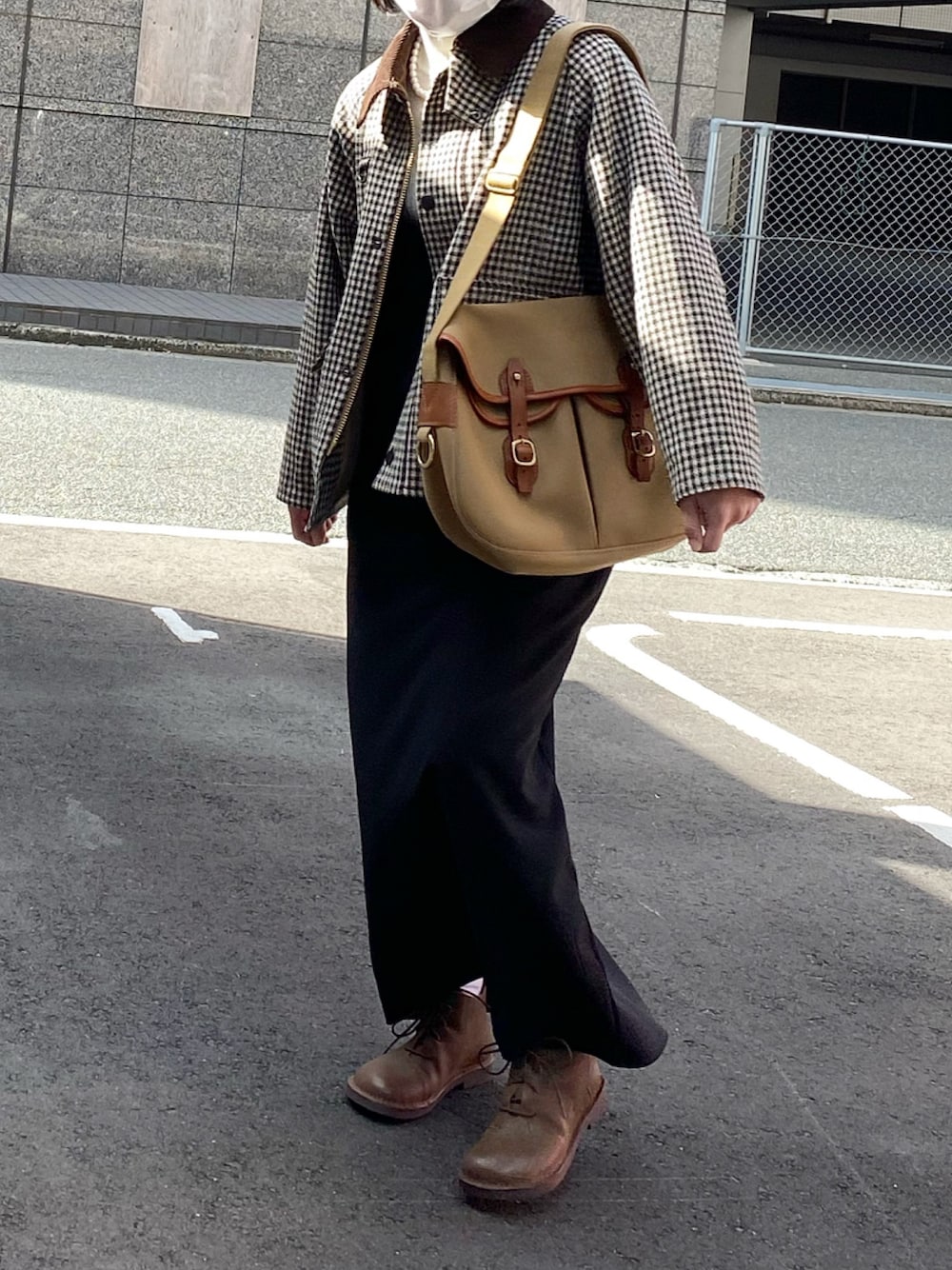 「きれいめカジュアル、冬、ジャンパースカート、リブニット、パールネックレス、ブーツ、バブアー、ブレディ」｜「BarbourのSPEY W/B GLEN CHECK（ブルゾン、グリーン系）」を使った、ともさん（レディース・153cm）の冬コーディネートの1枚目の写真