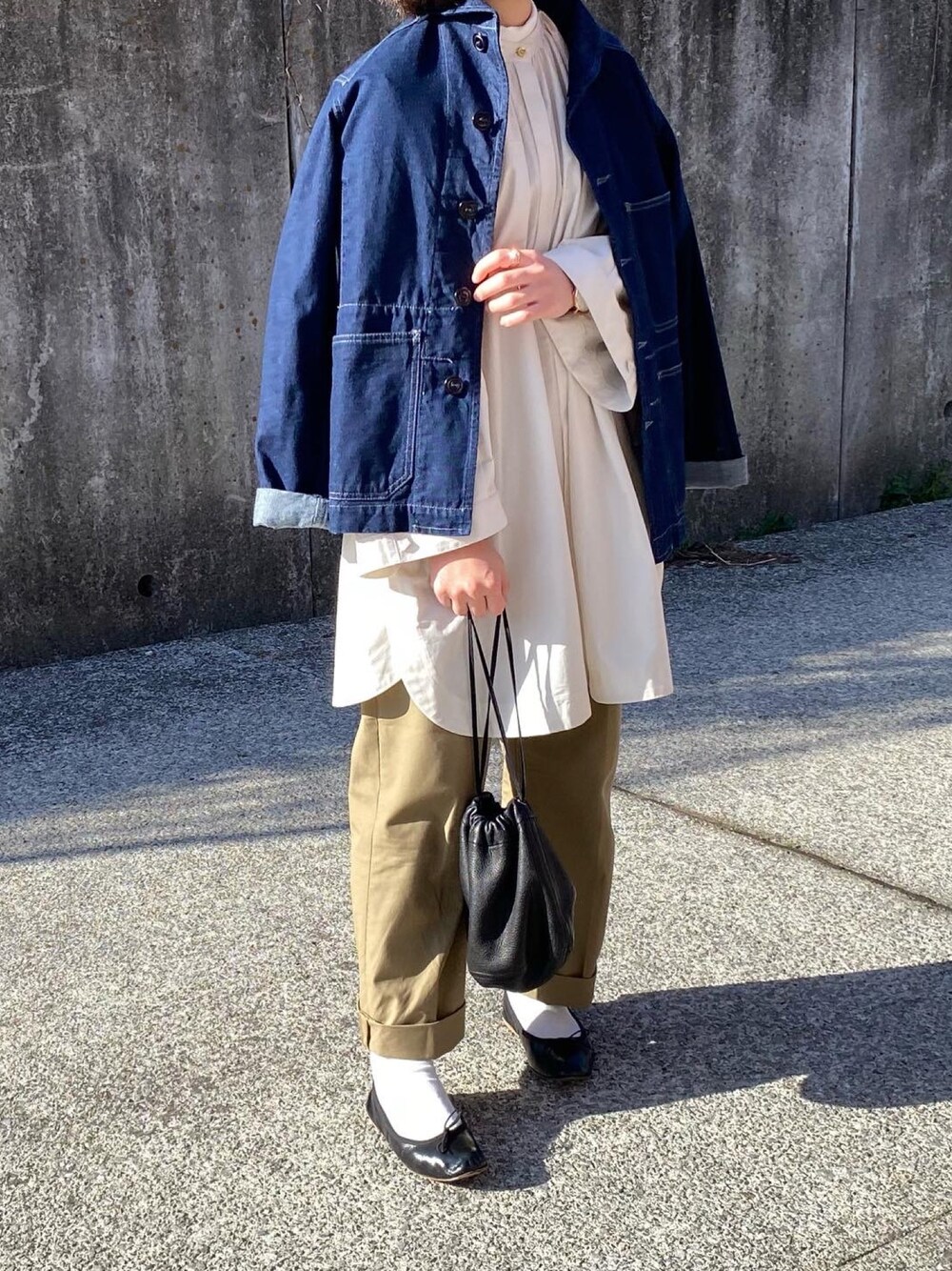 「春コーデ、シンプル、オーバーサイズ、シャツスタイル、デニムジャケット、カバーオール、チノパン、デニム、巾着バッグ、バレエシューズ」｜「LHELBIEのドルマンオーバーシャツ（シャツ/ブラウス、ベージュ系）」を使った、ともさん（レディース・153cm）の冬コーディネートの1枚目の写真