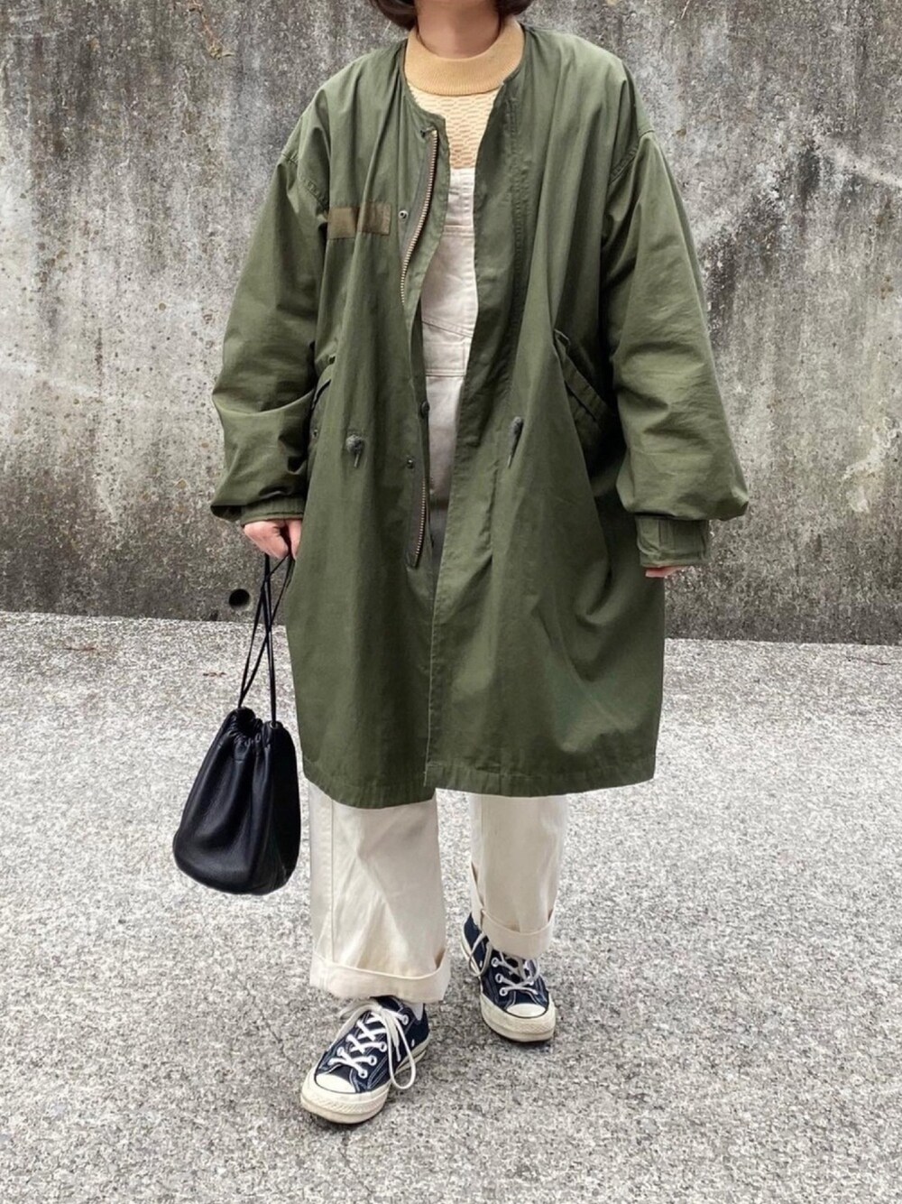 「ゆるコーデ、カジュアルコーデ、オトナカジュアル、M65、ミリタリー、オーバーオール、巾着バッグ、converse、スプリングニット」｜「THE SHINZONEのFIELD PARKER（ミリタリージャケット、グリーン系）」を使った、ともさん（レディース・153cm）の冬コーディネートの1枚目の写真