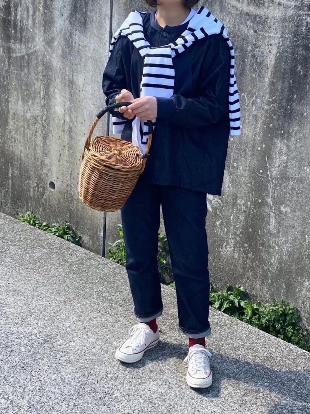 「白スニーカー、春コーデ、デニムオンデニム、デニムジャケット、デニムパンツ、肩掛け、ボーダー、オトナカジュアル、かごバッグ」｜「OUTILのTricot AAST Naval Border-White×Black（Tシャツ/カットソー、ブラック系）」を使った、ともさん（レディース・153cm）の冬コーディネートの1枚目の写真
