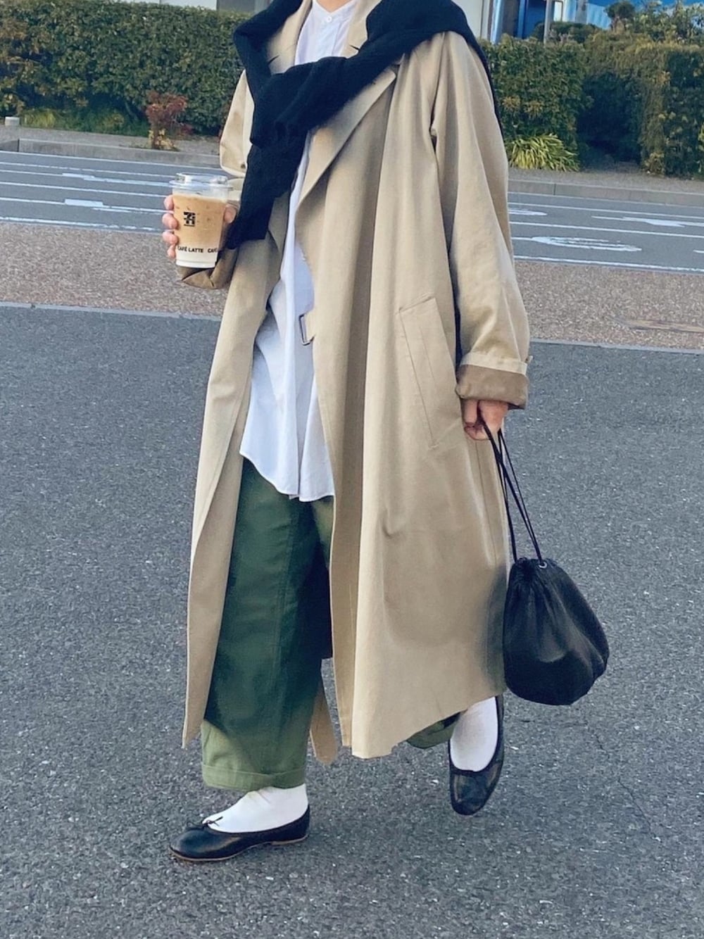 「春コーデ、きれいめカジュアル、オトナカジュアル、タイロッケンコート、シャツスタイル、ベイカーパンツ、巾着バッグ、バレエシューズ、肩掛けカーデ、春アウター」｜「COMOLIのコットンギャバ タイロッケンコート（ジャケット/アウター、ベージュ系）」を使った、ともさん（レディース・153cm）の春コーディネートの1枚目の写真