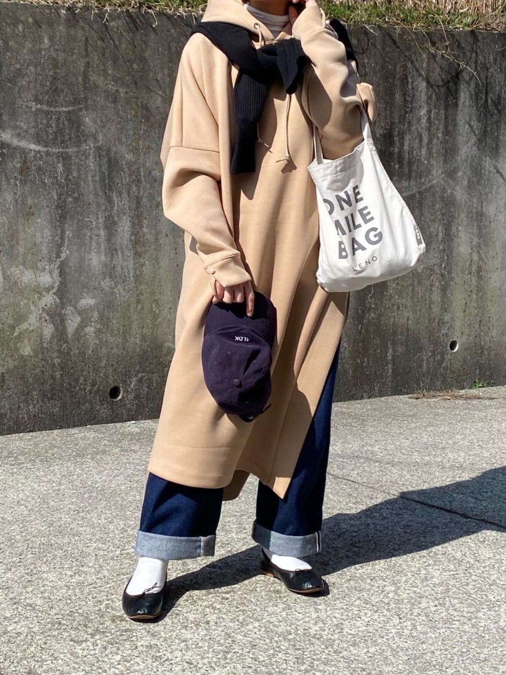「カジュアルコーデ、春、デニムパンツ、パーカーワンピース、スウェットワンピース、肩掛けカーデ、バレエシューズ、ワンピース、キャップ」｜「THE SHINZONEのTHE SHINZONE/ シンゾーン　ケープリンカーディガン　CAPELIN CARDIGAN（カーディガン/ボレロ、ブラック系）」を使った、ともさん（レディース・153cm）の春コーディネートの1枚目の写真