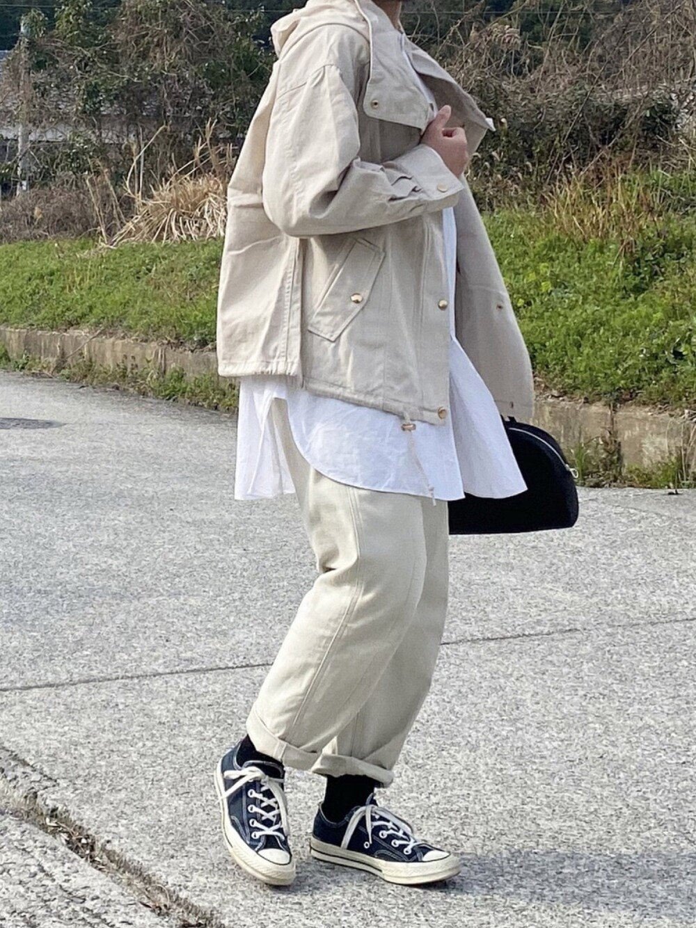 「春コーデ、ホワイトコーデ、モノトーン、休日スタイル、マウンテンパーカー、converse、淡色コーデ」｜「moment+の【2021S/S new arrival】チノツイルマウンテンパーカー（マウンテンパーカー、ベージュ系）」を使った、ともさん（レディース・153cm）の春コーディネートの1枚目の写真