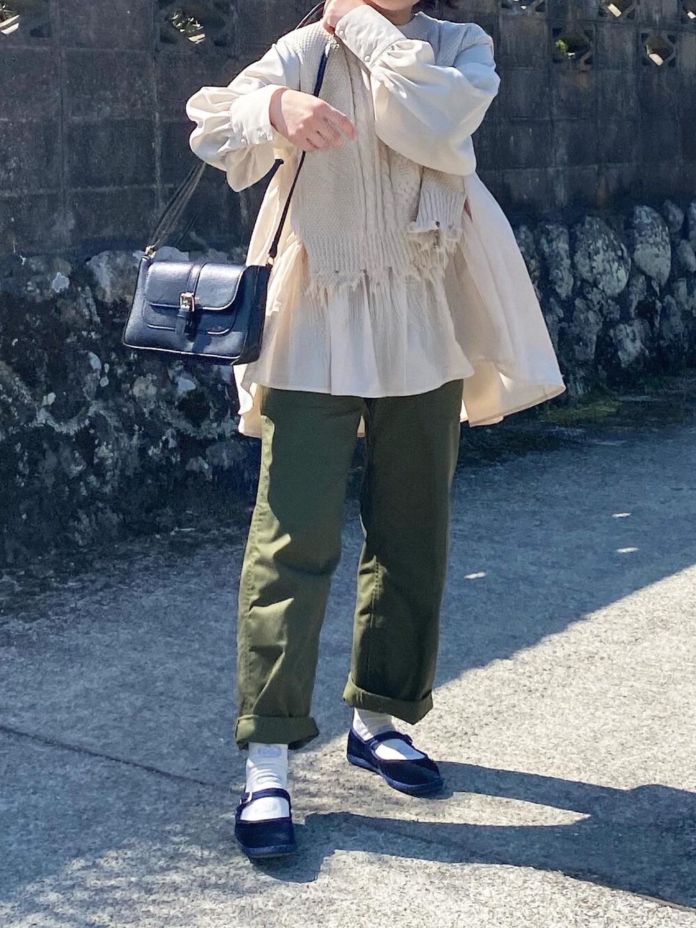 「オトナ女子、春コーデ、ニットベスト、キレイめカジュアル、レイヤードスタイル、軍パン、カンフーシューズ」｜「idemのDamage Knit Docking Blouse/ダメージニットドッキングブラウス（シャツ/ブラウス、ホワイト系）」を使った、ともさん（レディース・153cm）の春コーディネートの1枚目の写真