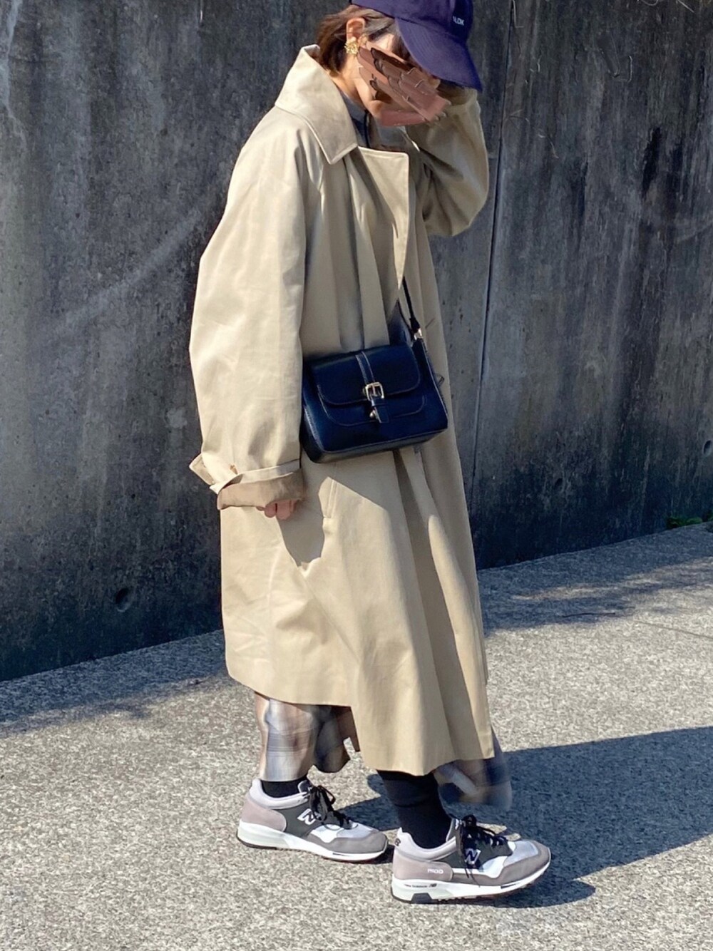 「オトナカジュアル、大人コーデ、オトナ女子、タイロッケンコート、シャツワンピース、ロングワンピース、キャップ、キャップ女子、スニーカー、New Balance」｜「COMOLIのコットンギャバ タイロッケンコート（ジャケット/アウター、ベージュ系）」を使った、ともさん（レディース・153cm）の春コーディネートの1枚目の写真