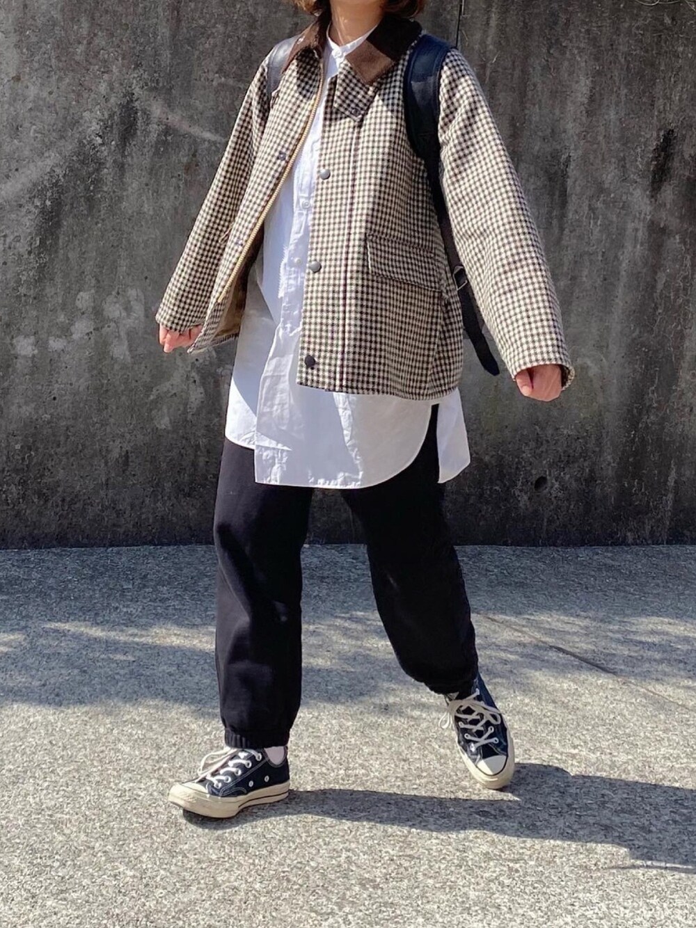 「おしゃれさんと繋がりたい、バブアー、シャツスタイル、バンドカラーシャツ、スウェットパンツ、コンバース、リュック、メンズライク」｜「BarbourのSPEY W/B GLEN CHECK（ブルゾン、グリーン系）」を使った、ともさん（レディース・153cm）の春コーディネートの1枚目の写真