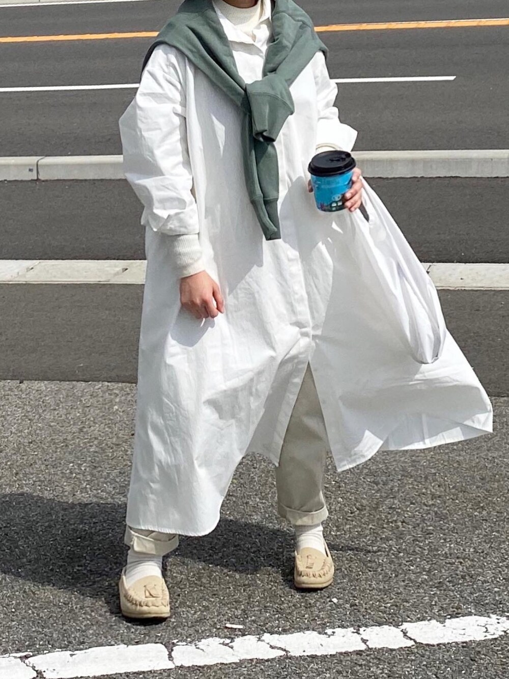 「大人カジュアル、春コーデ、大人女子、低身長、シャツワンピ、ワンピース、フラットシューズ、ミントグリーン」｜「THE SHINZONEの【THE SHINZONE】ベイカーパンツ WOMEN（その他パンツ、ホワイト系）」を使った、ともさん（レディース・153cm）の春コーディネートの1枚目の写真