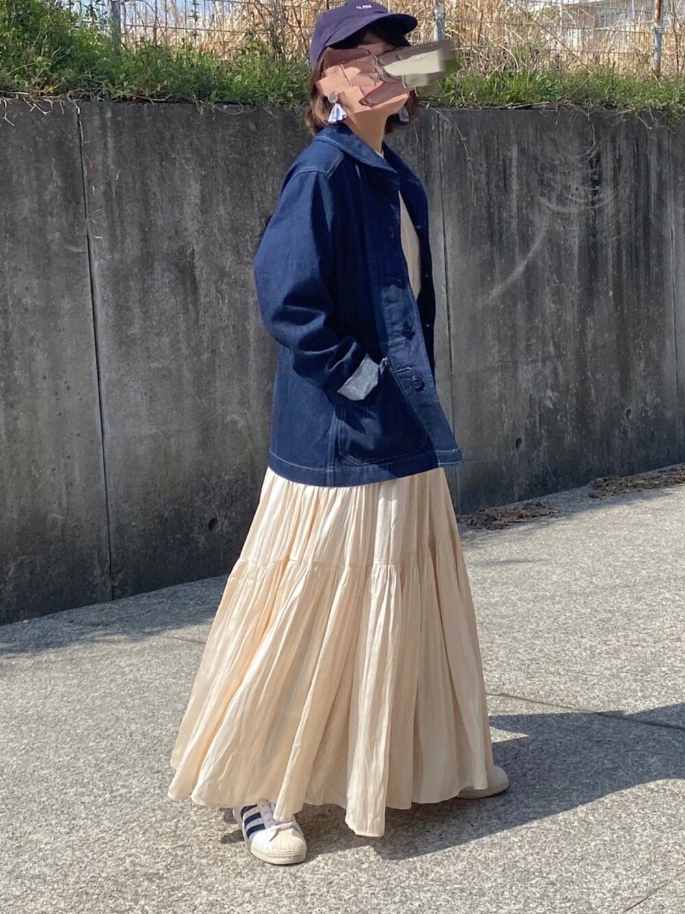 「オトナ女子、春カラースタイル、春コーデ、デニムジャケット、カバーオール、ワンピース、きれいめカジュアル、キャップ、スニーカー、スポーツミックス」｜「dazzlinのシャイニーティアードフレアワンピース（ワンピース、ホワイト系）」を使った、ともさん（レディース・153cm）の春コーディネートの1枚目の写真