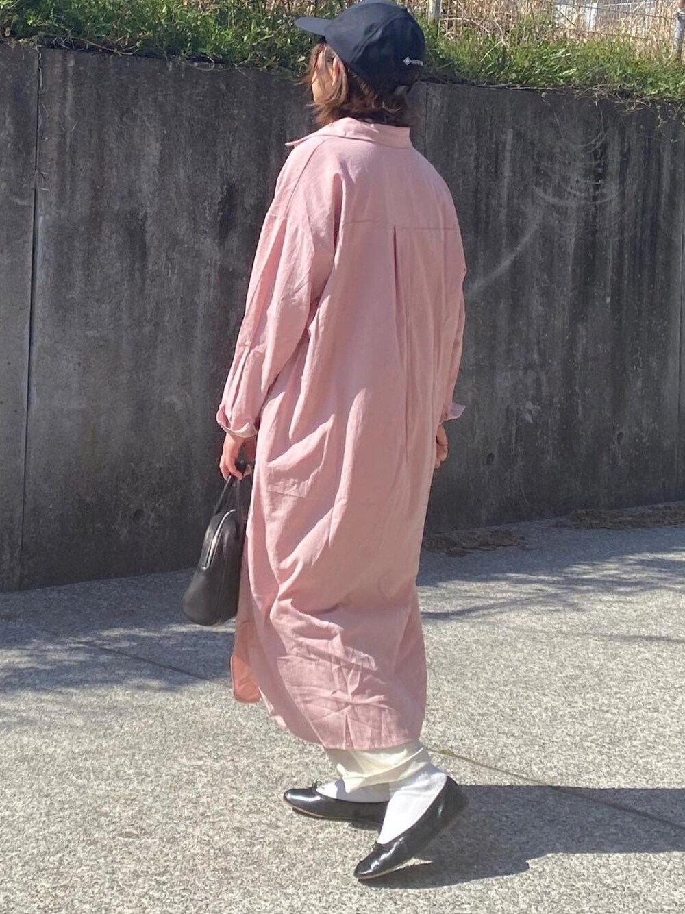 「休日スタイル、ラクチンコーデ、春コーデ、春、ピンク、シャツワンピ、チノパン、バレエシューズ、キャップ」｜「nanamicaのGORE-TEX Cap（キャップ、ブラック系）」を使った、ともさん（レディース・153cm）の春コーディネートの1枚目の写真