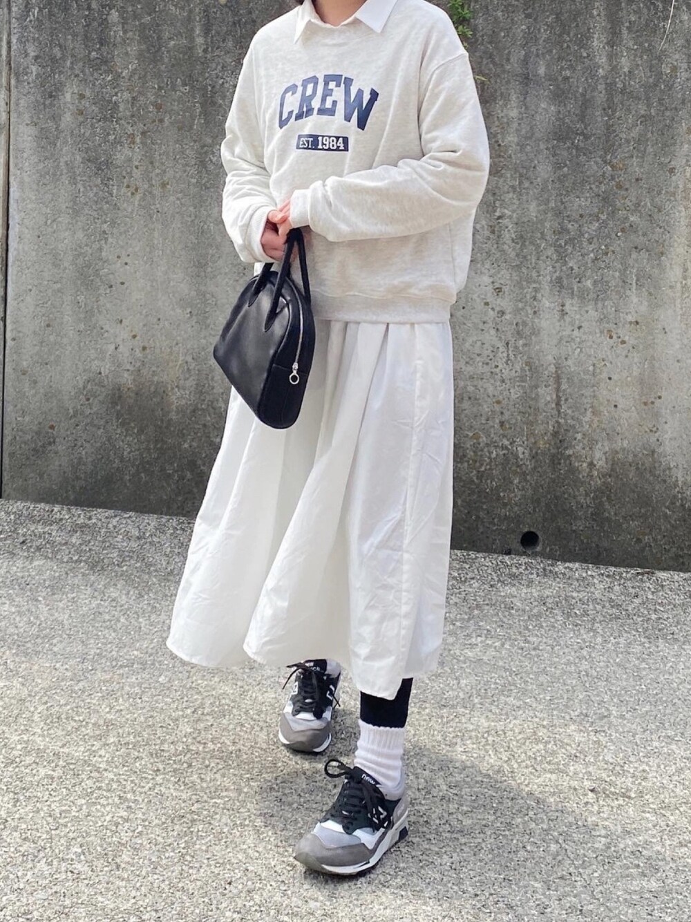 「春、ロゴスウェット、スウェット、シャツワンピ、レイヤードスタイル、スニーカー、ニューバランス、ワンピース、春コーデ」｜「AetaのDA25 / DEER LEATHER BOSTON : S（バッグ、ブラック系）」を使った、ともさん（レディース・153cm）の春コーディネートの1枚目の写真