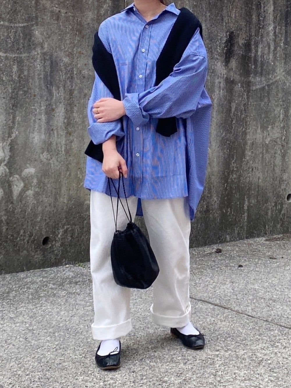 「大人カジュアル、春、ストライプシャツ、カーディガン肩かけ、ホワイトパンツ、カジュアルコーデ、大人女子、デニムパンツ、バレエシューズ、巾着バッグ」｜「THE SHINZONEのTHE SHINZONE/ シンゾーン　ケープリンカーディガン　CAPELIN CARDIGAN（カーディガン/ボレロ、ブラック系）」を使った、ともさん（レディース・153cm）の春コーディネートの1枚目の写真