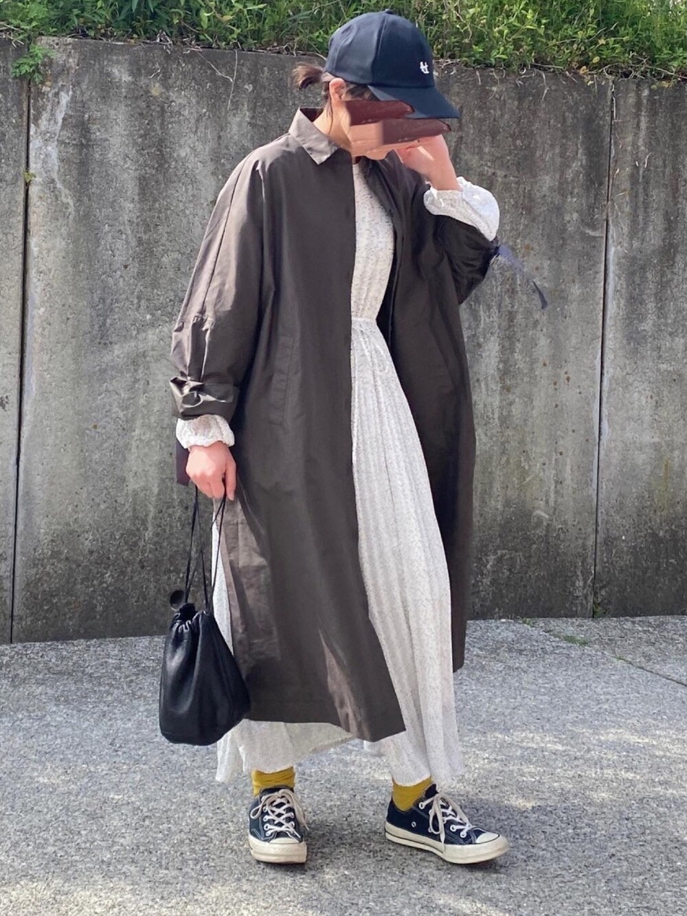 「ワンピース、春コーデ、キャップ、オトナカジュアル、イエロー、巾着バッグ、converse、コンバース」｜「BONbazaarの《WEB限定》ドットジョーゼット細プリーツワンピース（ワンピース、ホワイト系）」を使った、ともさん（レディース・153cm）の春コーディネートの1枚目の写真
