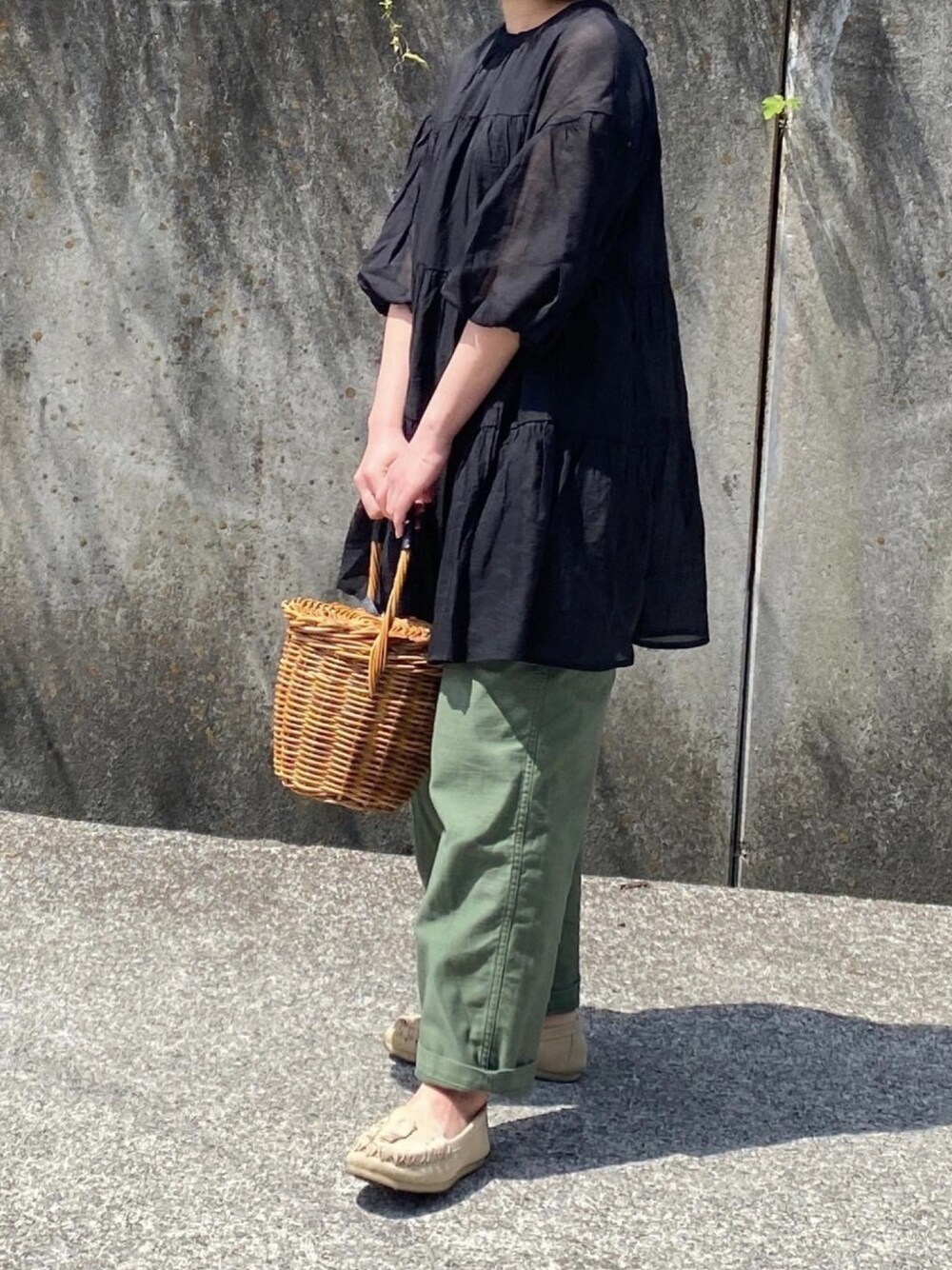 「春、春コーデ、ティアード、ティアードブラウス、春夏コーデ、かごバッグ、低身長コーデ、透け感」｜「DISCOATの【WEB限定】前後2WAYバックティアードチュニック（シャツ/ブラウス、ブラック系）」を使った、ともさん（レディース・153cm）の春コーディネートの1枚目の写真