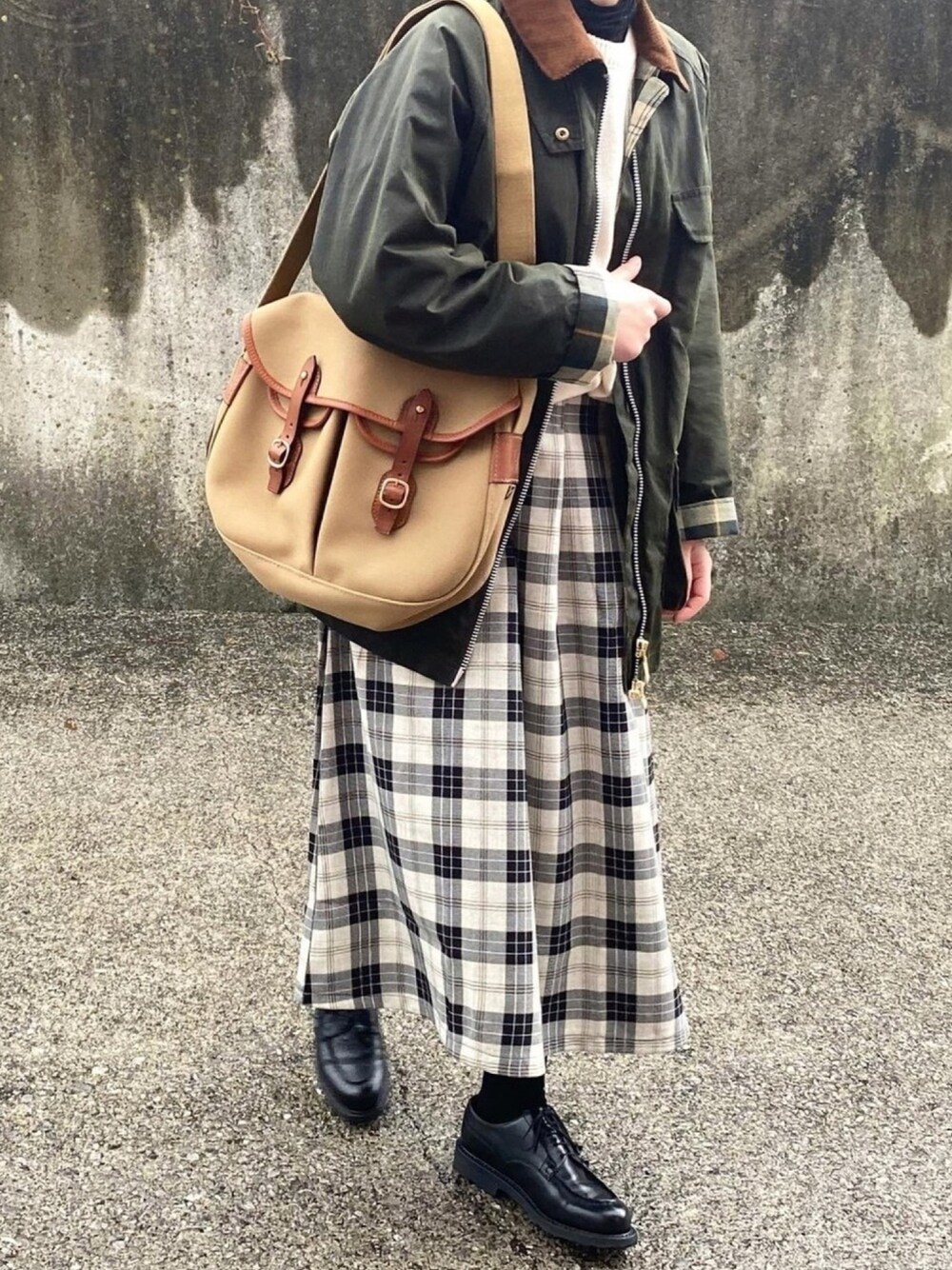 「私の推しブランド、きれいめカジュアル、大人女子、バブアー、バブアー女子、チェックスカート、ニット、ブレディ、FUDGE、CLUEL」｜「ALEXA CHUNGの【Barbour by ALEXACHUNG】VIOLET WAX（ブルゾン、グリーン系）」を使った、ともさん（レディース・153cm）の冬コーディネートの1枚目の写真