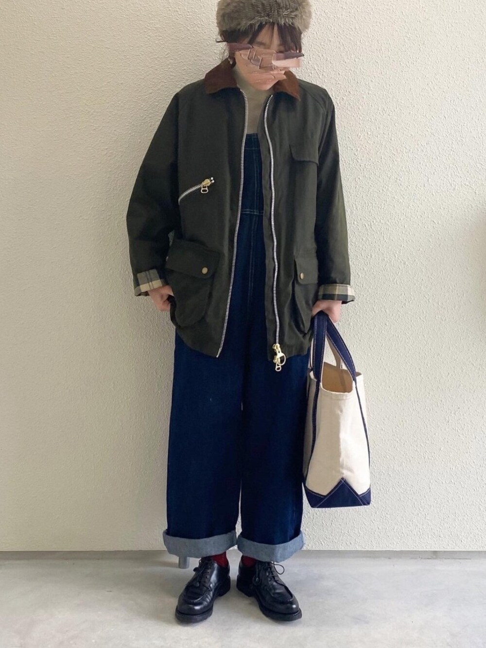 「あけましておめでとうございます！、カジュアルコーデ、きれいめカジュアル、オーバーオール、バブアー女子、休日コーデ、メンズライク、オトナカジュアル、低身長」｜「ALEXA CHUNGの【Barbour by ALEXACHUNG】VIOLET WAX（ブルゾン、グリーン系）」を使った、ともさん（レディース・153cm）の冬コーディネートの1枚目の写真