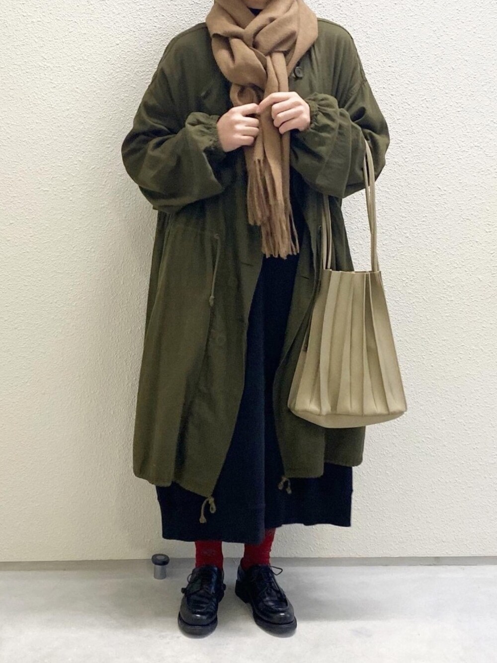 「年末WEAR感謝祭、冬コーデ、オトナカジュアル、ワンピース、くすみカラー、アースカラー、カラーソックス、ラクチンコーデ、オーバーサイズ」｜「Kastaneのミリタリーガスコート（ミリタリージャケット、グリーン系）」を使った、ともさん（レディース・153cm）の冬コーディネートの1枚目の写真