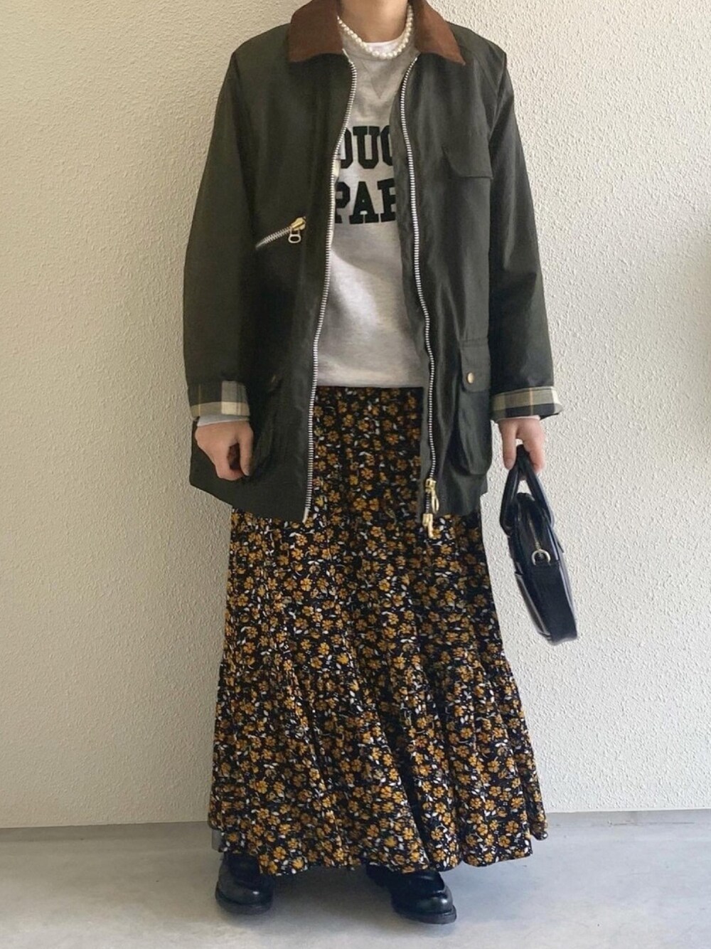 「大人コーデ、大人カジュアル、バブアー、バブアー女子、スウェット、ロゴスウェット、パールネックレス、ロングスカート、オトナ女子」｜「ALEXA CHUNGの【Barbour by ALEXACHUNG】VIOLET WAX（ブルゾン、グリーン系）」を使った、ともさん（レディース・153cm）の秋コーディネートの1枚目の写真