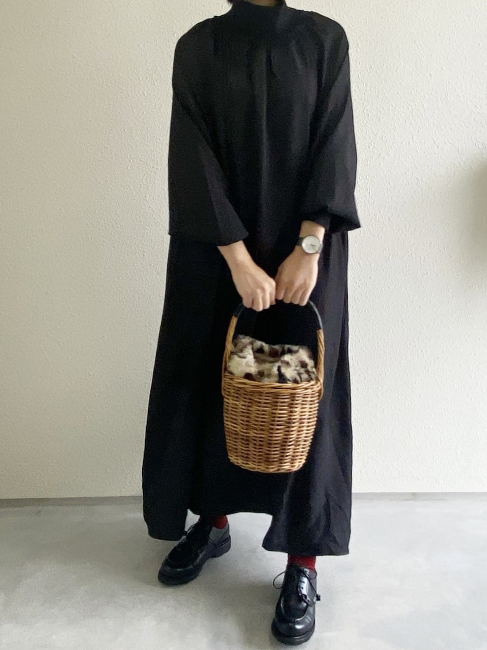 「wearhalloween2020、秋コーデ、オトナ女子、ワンピース、ロングワンピース、かごバッグ、カラーソックス、シャンボード、休日スタイル」｜「manana suerteのmanana サテンプルオーバーワンピース（ワンピース、ブラック系）」を使った、ともさん（レディース・153cm）の秋コーディネートの1枚目の写真