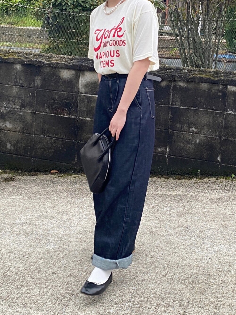 「シンプルコーデ、カジュアル、オトナ女子、大人カジュアル、パールネックレス、ロゴT、デニムパンツ、バレエシューズ、夏コーデ」｜「BEAUTY&YOUTH UNITED ARROWSのBY DRESS シンプルパールモチーフショートネックレス（ネックレス、ホワイト系）」を使った、ともさん（レディース・153cm）の春コーディネートの1枚目の写真
