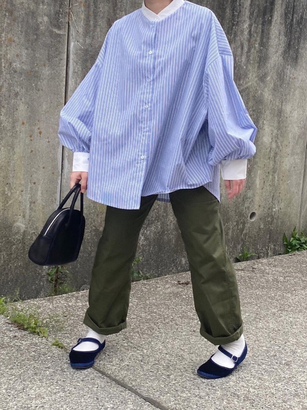 「大人カジュアル、パンツスタイル、ストライプシャツ、軍パン、ミリタリー、ミリタリーパンツ、カンフーシューズ、低身長コーデ、ボリューム袖」｜「イギリス軍パンのアイテム（パンツ、グリーン系）」を使った、ともさん（レディース・153cm）の春コーディネートの1枚目の写真